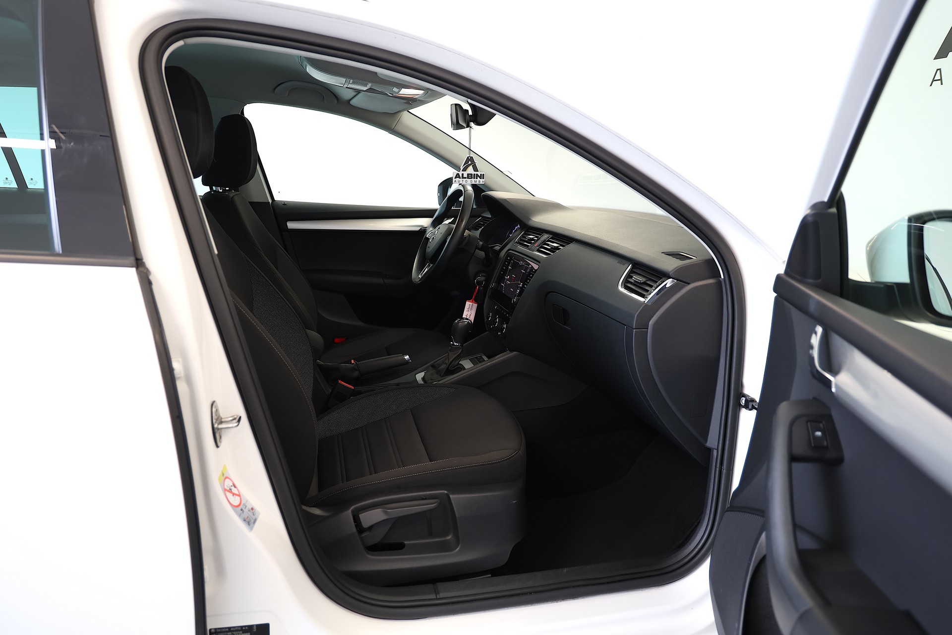 SKODA Octavia Combi 2.0 TDI Ambition 4x4 DSG-image-13