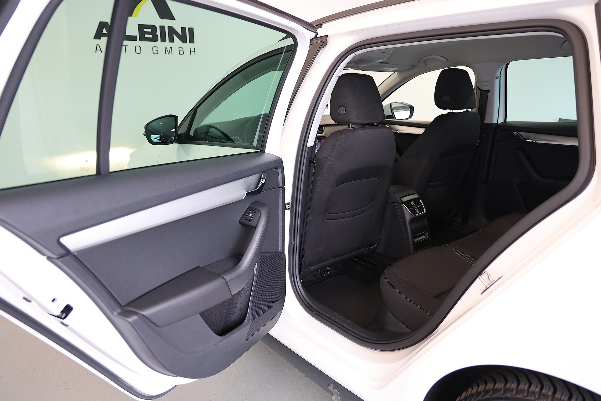 SKODA Octavia Combi 2.0 TDI Ambition 4x4 DSG-image-15
