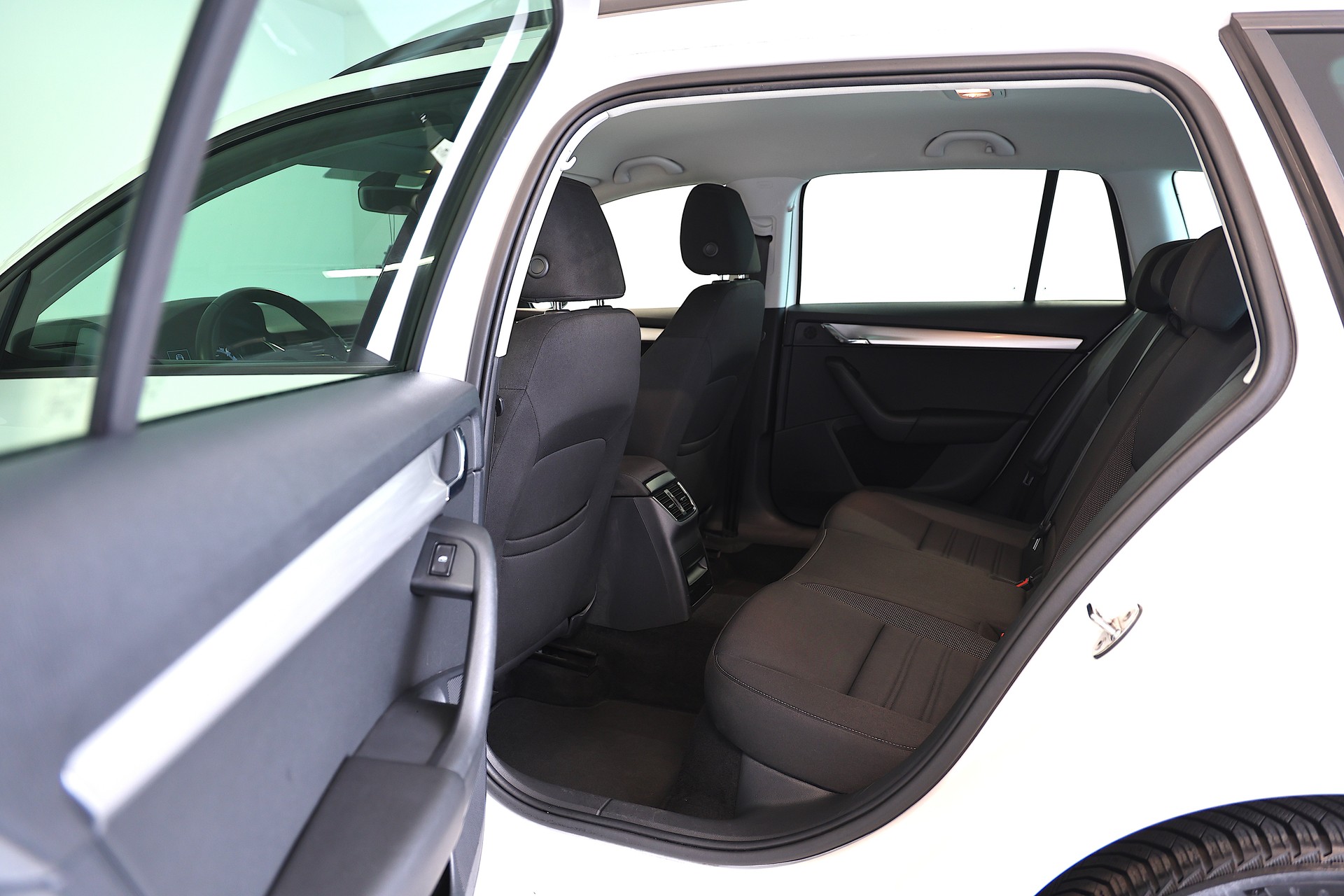 SKODA Octavia Combi 2.0 TDI Ambition 4x4 DSG-image-16