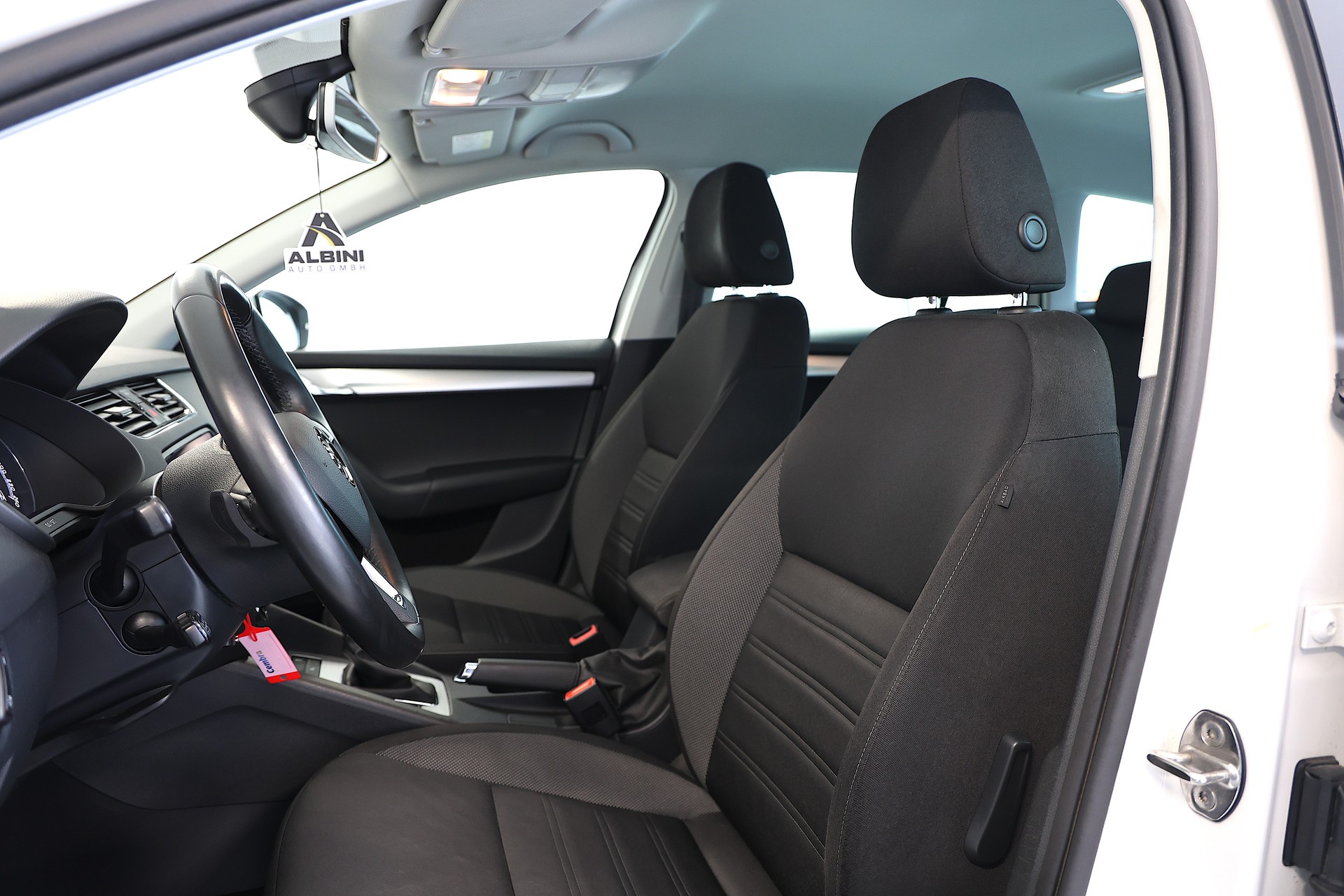 SKODA Octavia Combi 2.0 TDI Ambition 4x4 DSG-image-8
