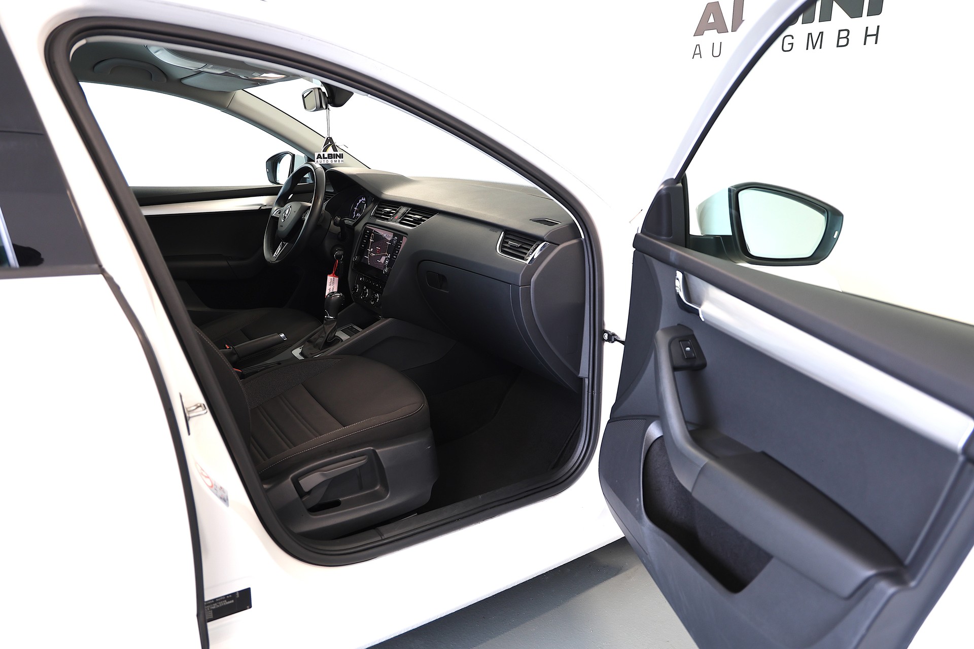 SKODA Octavia Combi 2.0 TDI Ambition 4x4 DSG-image-12