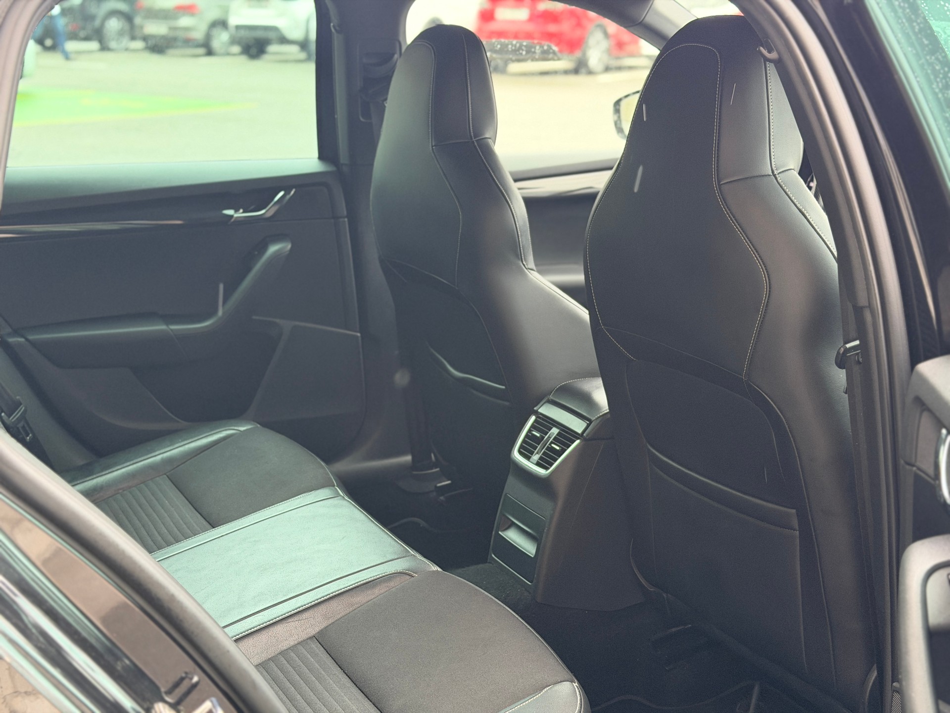 SKODA Octavia Combi 2.0 TDI RS DSG-image-21