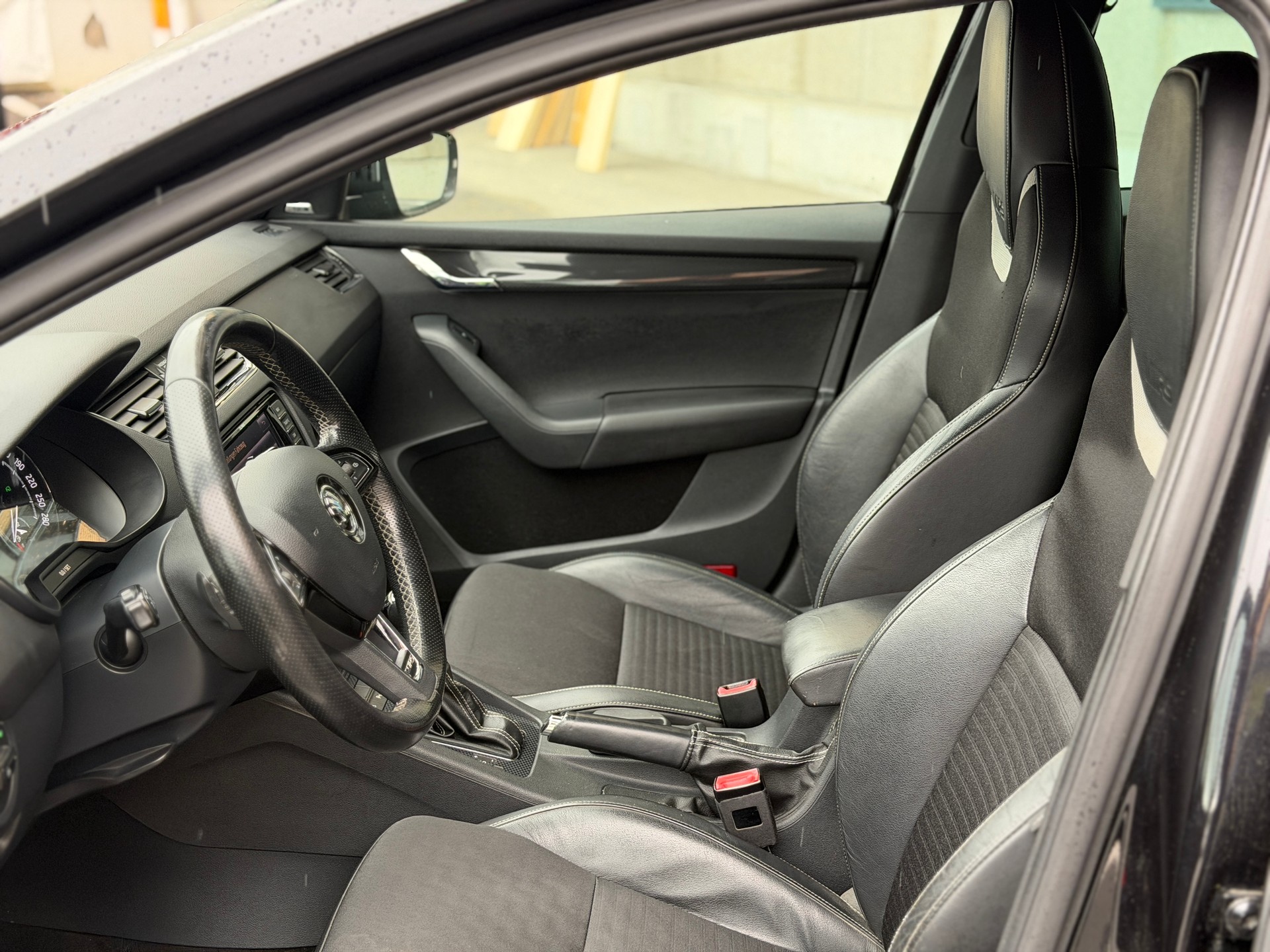 SKODA Octavia Combi 2.0 TDI RS DSG-image-15
