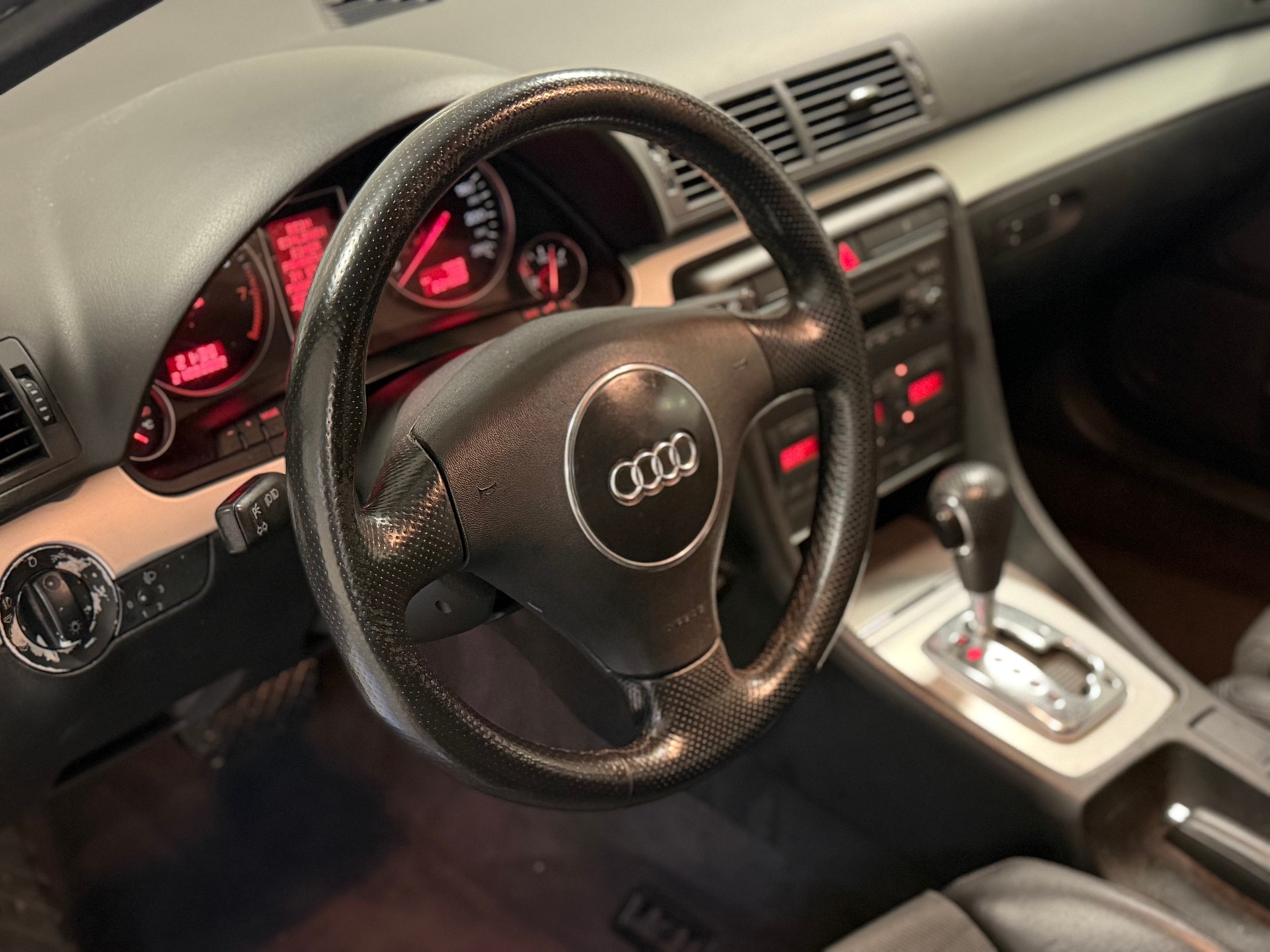 AUDI A4 Avant 1.8 T-image-15