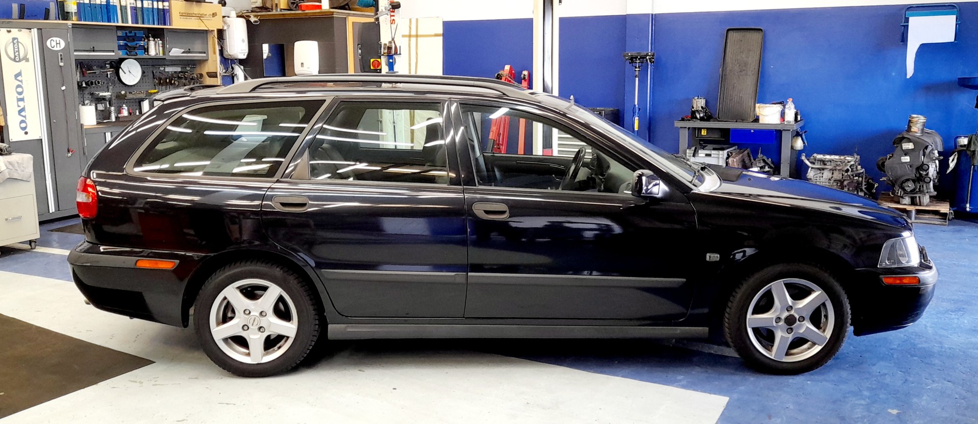 VOLVO V40 2.0T-image-2