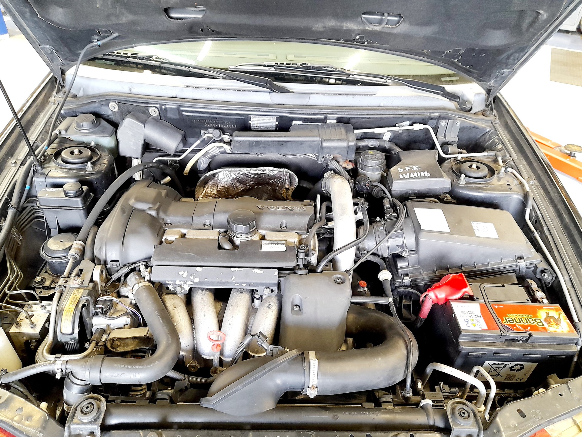 VOLVO V40 2.0T-image-9