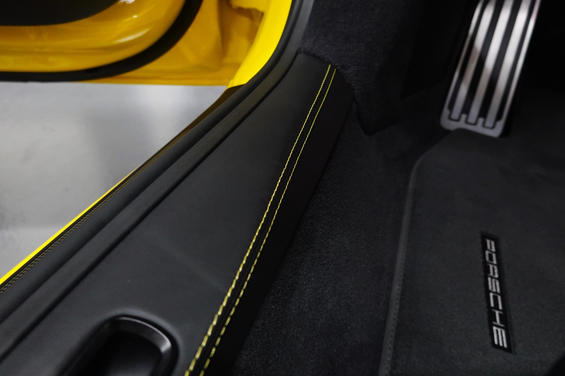 PORSCHE 911 TURBO S CABRIO PDK CH- FZ - RACING GELB - TECHART-image-41