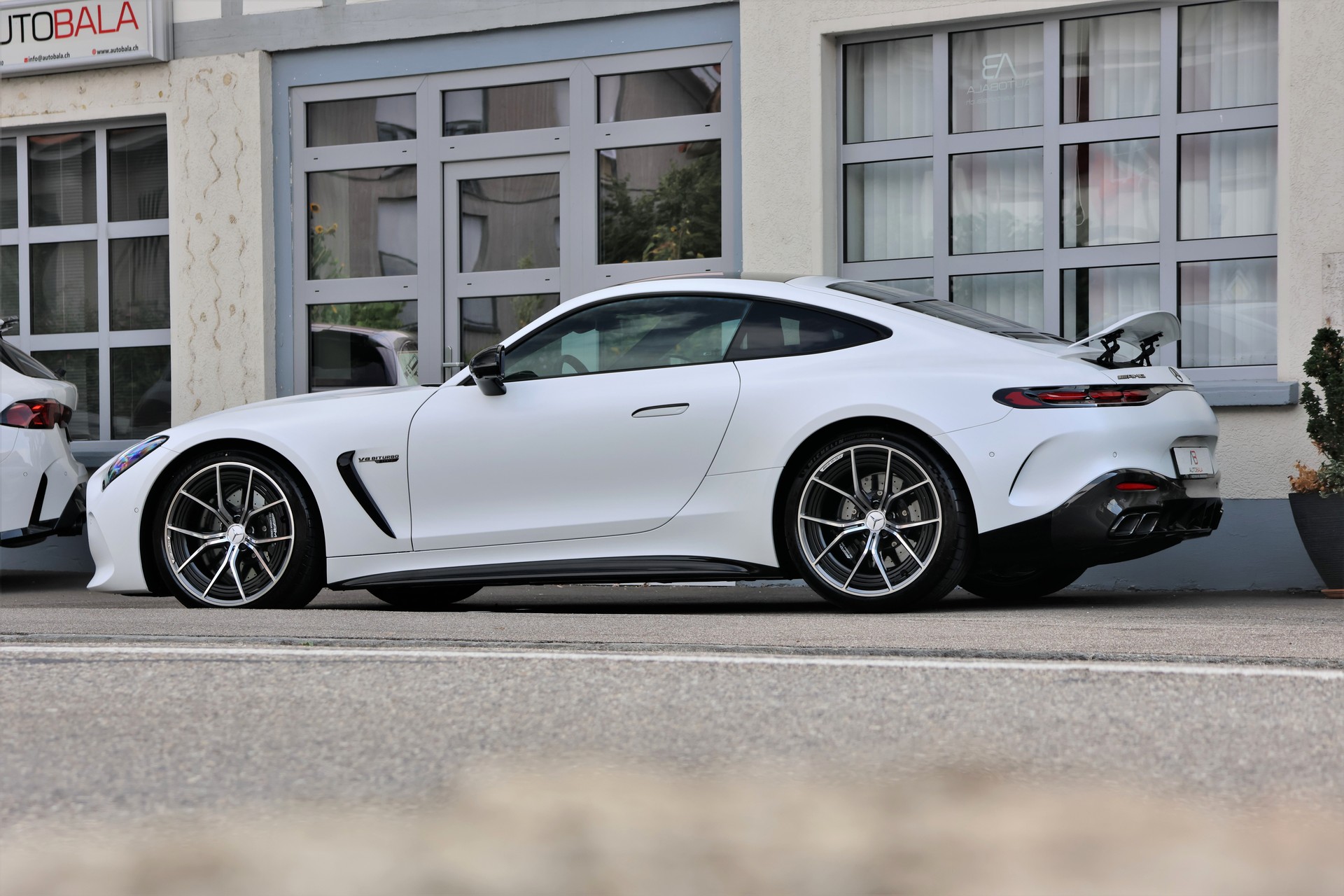 MERCEDES-BENZ AMG GT 63 4Matic+ Executive Edition (CH) *Magno White*-image-4