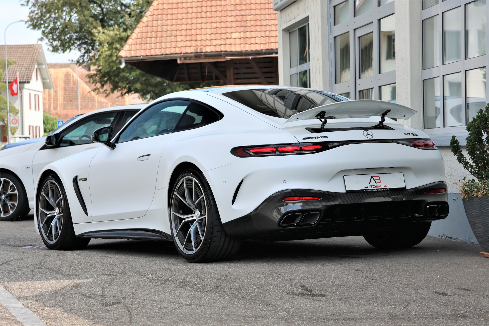 MERCEDES-BENZ AMG GT 63 4Matic+ Executive Edition (CH) *Magno White*-showroom-element-2