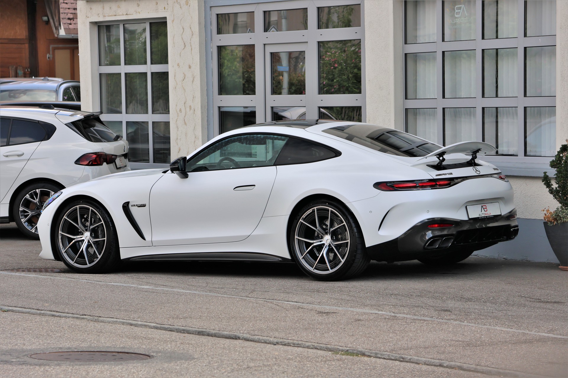 MERCEDES-BENZ AMG GT 63 4Matic+ Executive Edition (CH) *Magno White*-showroom-element-3