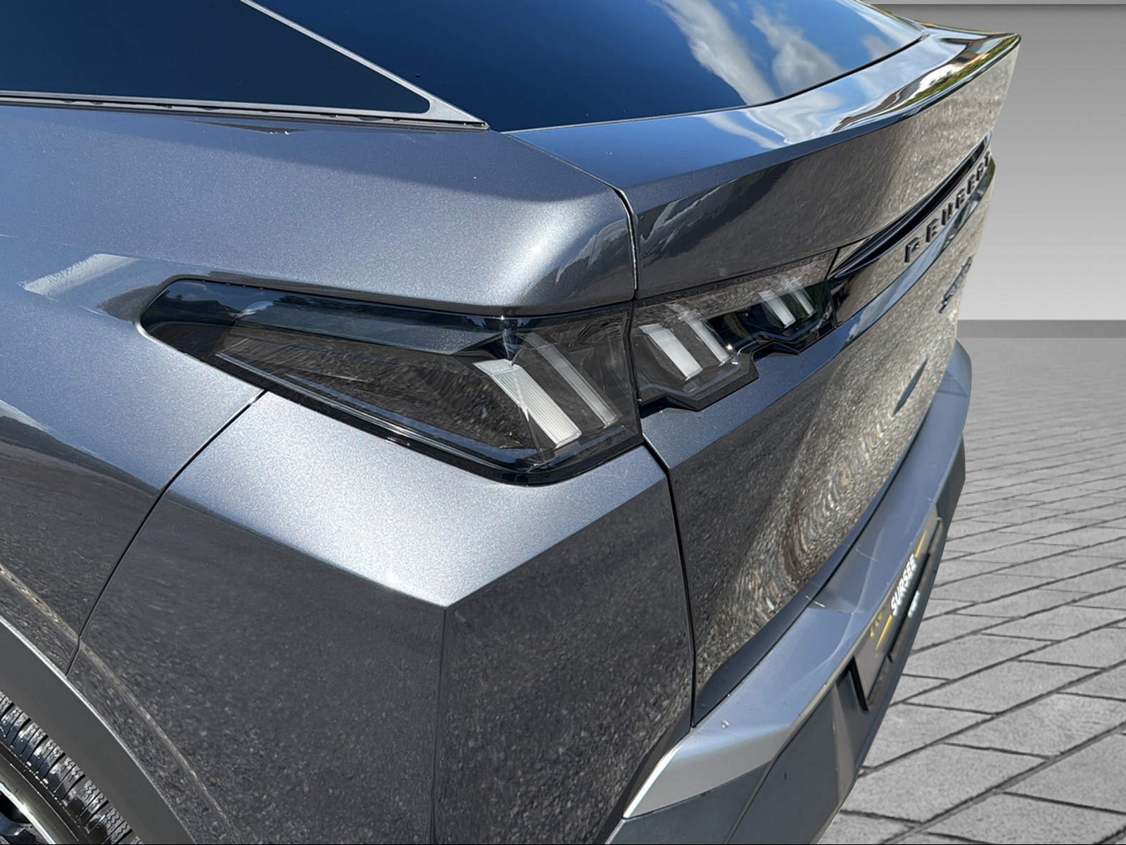 PEUGEOT 3008 1.2 Hybrid Allure-image-5