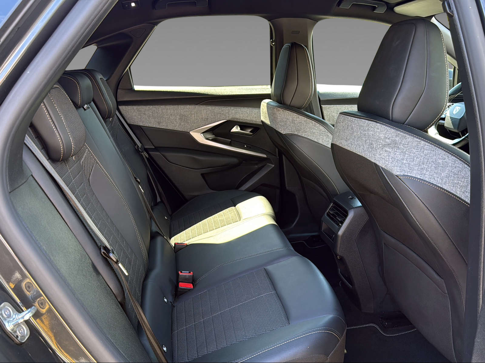 PEUGEOT 3008 1.2 Hybrid Allure-image-21