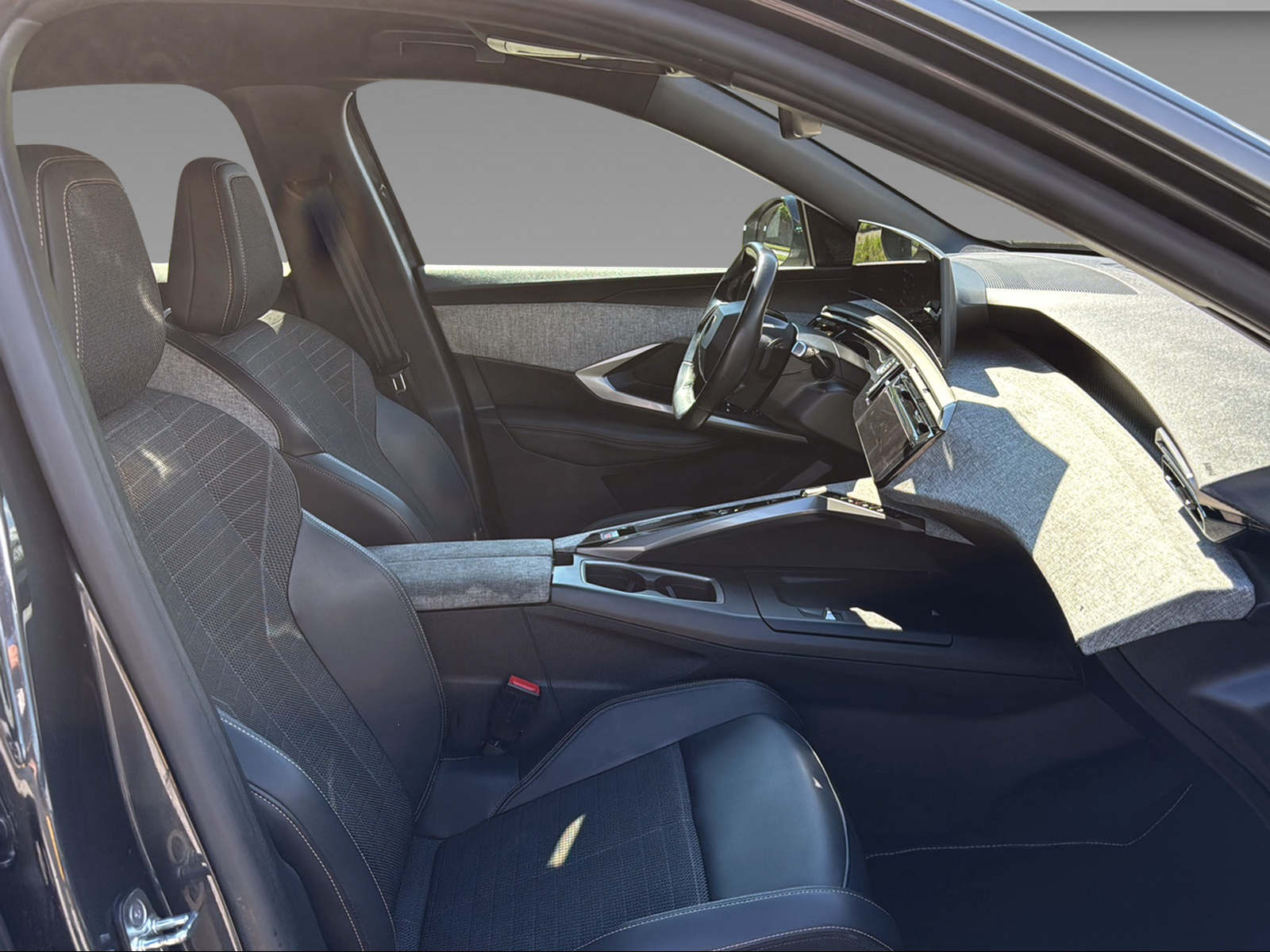 PEUGEOT 3008 1.2 Hybrid Allure-image-19
