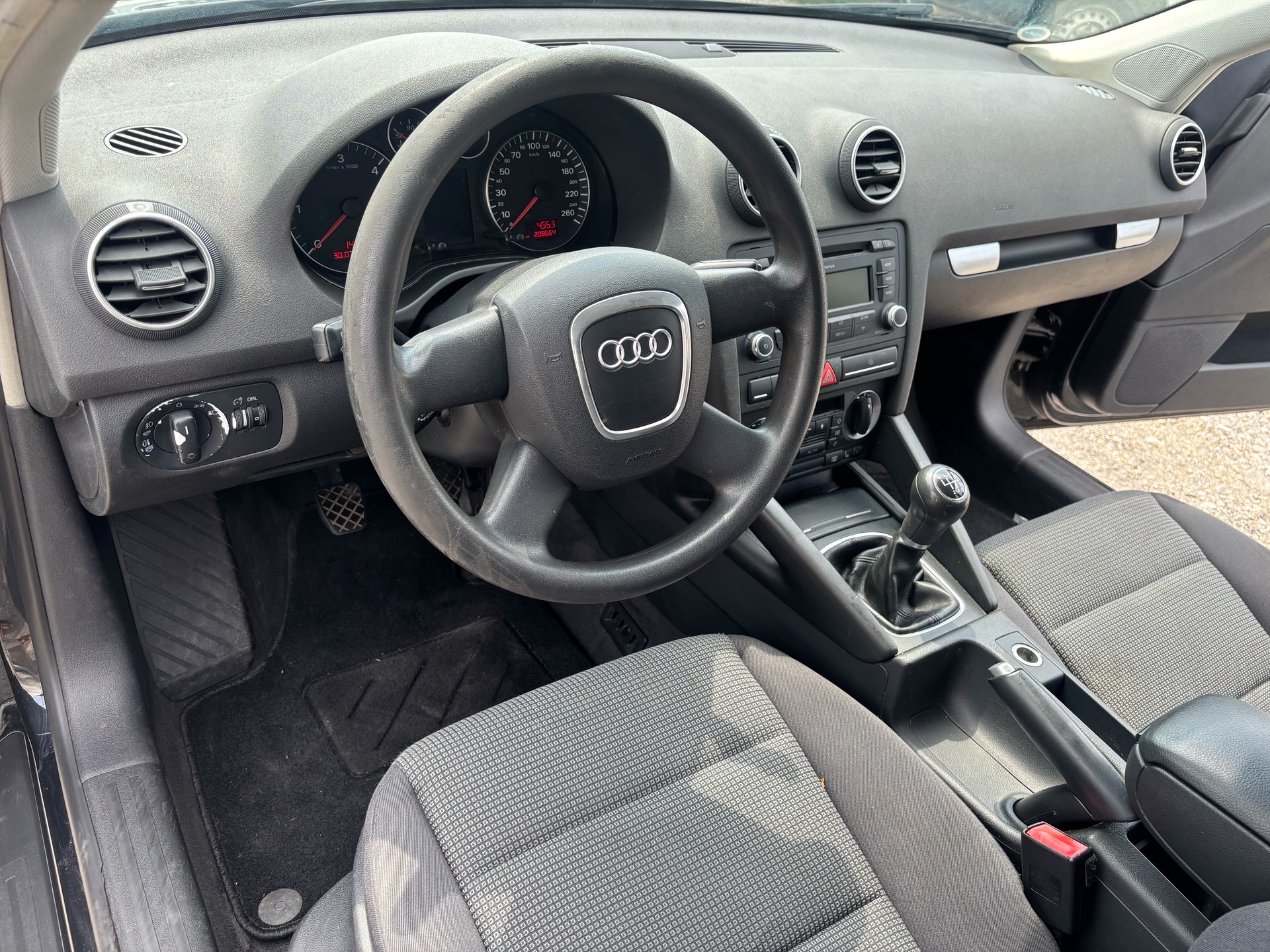 AUDI A3 Sportback 2.0 TDI Ambition-image-9