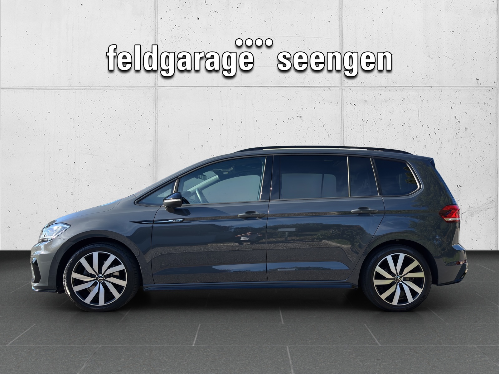 VW Touran 1.5 TSI EVO R-Line Highline DSG mit AHK, 7 Sitzen & Panorama-Ausstell-/Schiebedach-showroom-element-1
