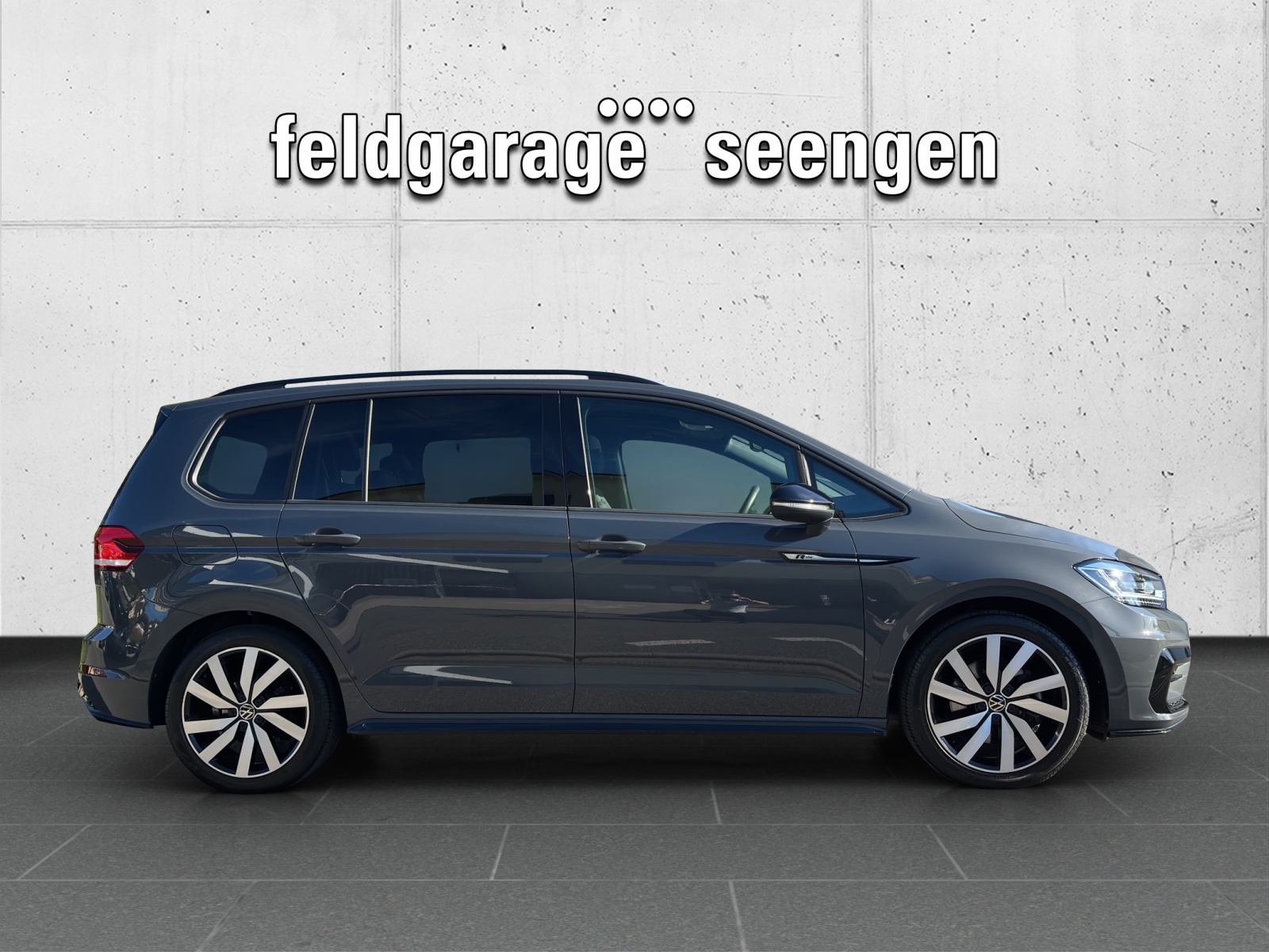 VW Touran 1.5 TSI EVO R-Line Highline DSG mit AHK, 7 Sitzen & Panorama-Ausstell-/Schiebedach-showroom-element-3