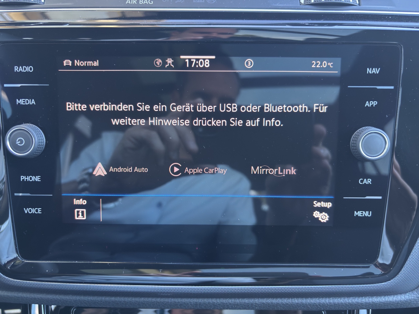 VW Touran 1.5 TSI EVO R-Line Highline DSG mit AHK, 7 Sitzen & Panorama-Ausstell-/Schiebedach-image-23