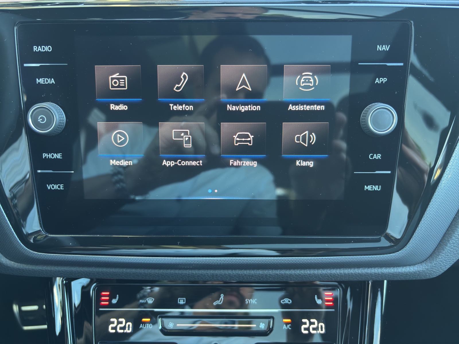 VW Touran 1.5 TSI EVO R-Line Highline DSG mit AHK, 7 Sitzen & Panorama-Ausstell-/Schiebedach-image-16