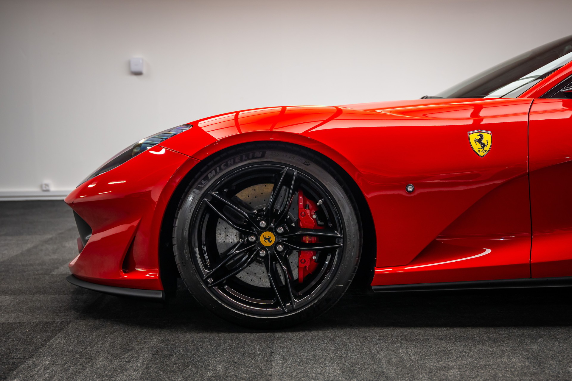 FERRARI * 812 SUPERFAST * ROSSO CORSA * CARBON RACING-SEATS *-showroom-element-1