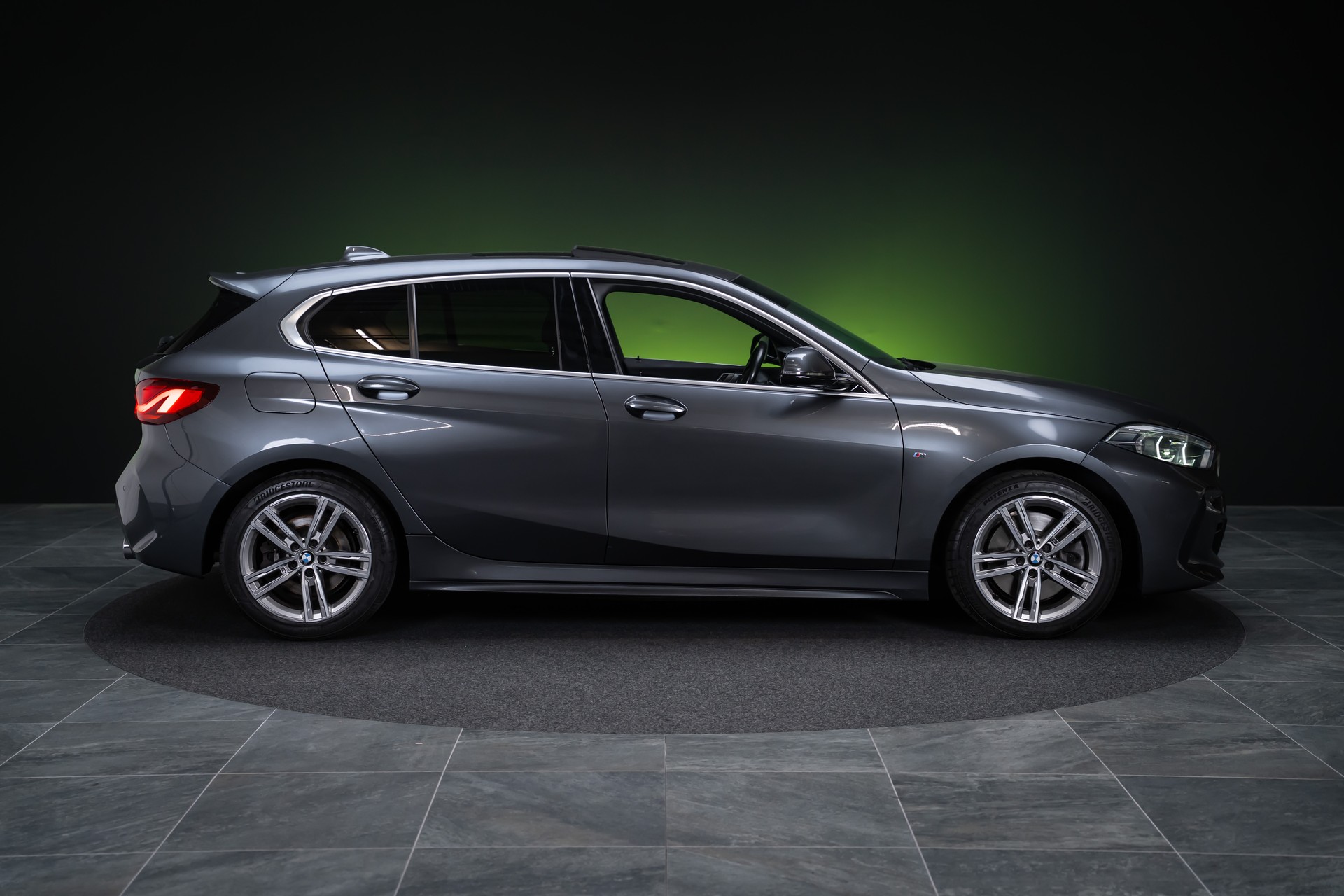 BMW 120i M Sport / CH-Fahrzeug / Panorama-Schiebedach / el.Sitze-showroom-element-3