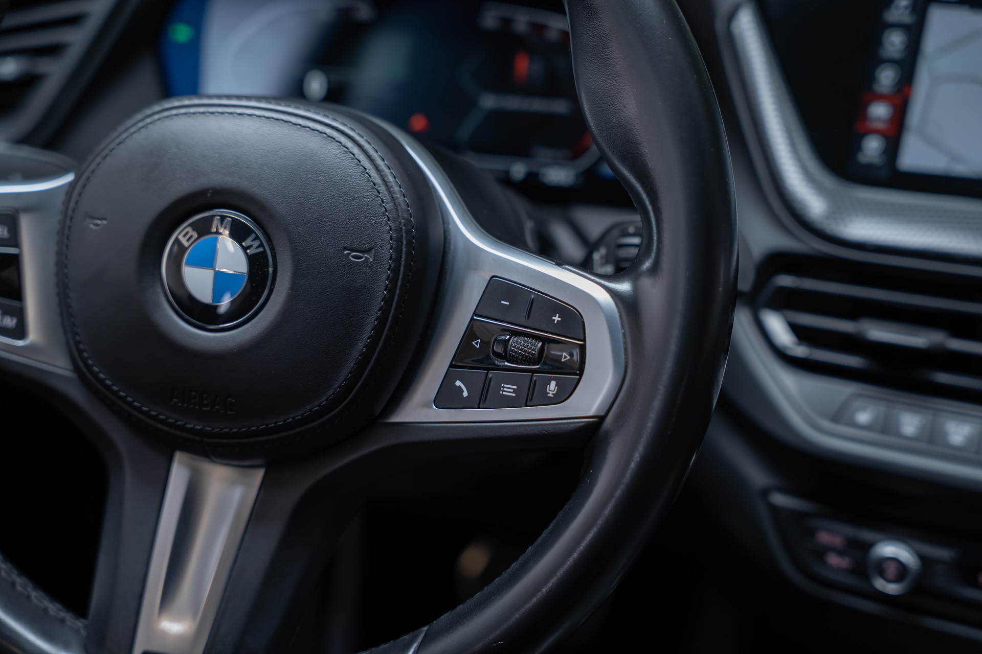 BMW 120i M Sport / CH-Fahrzeug / Panorama-Schiebedach / el.Sitze-image-25