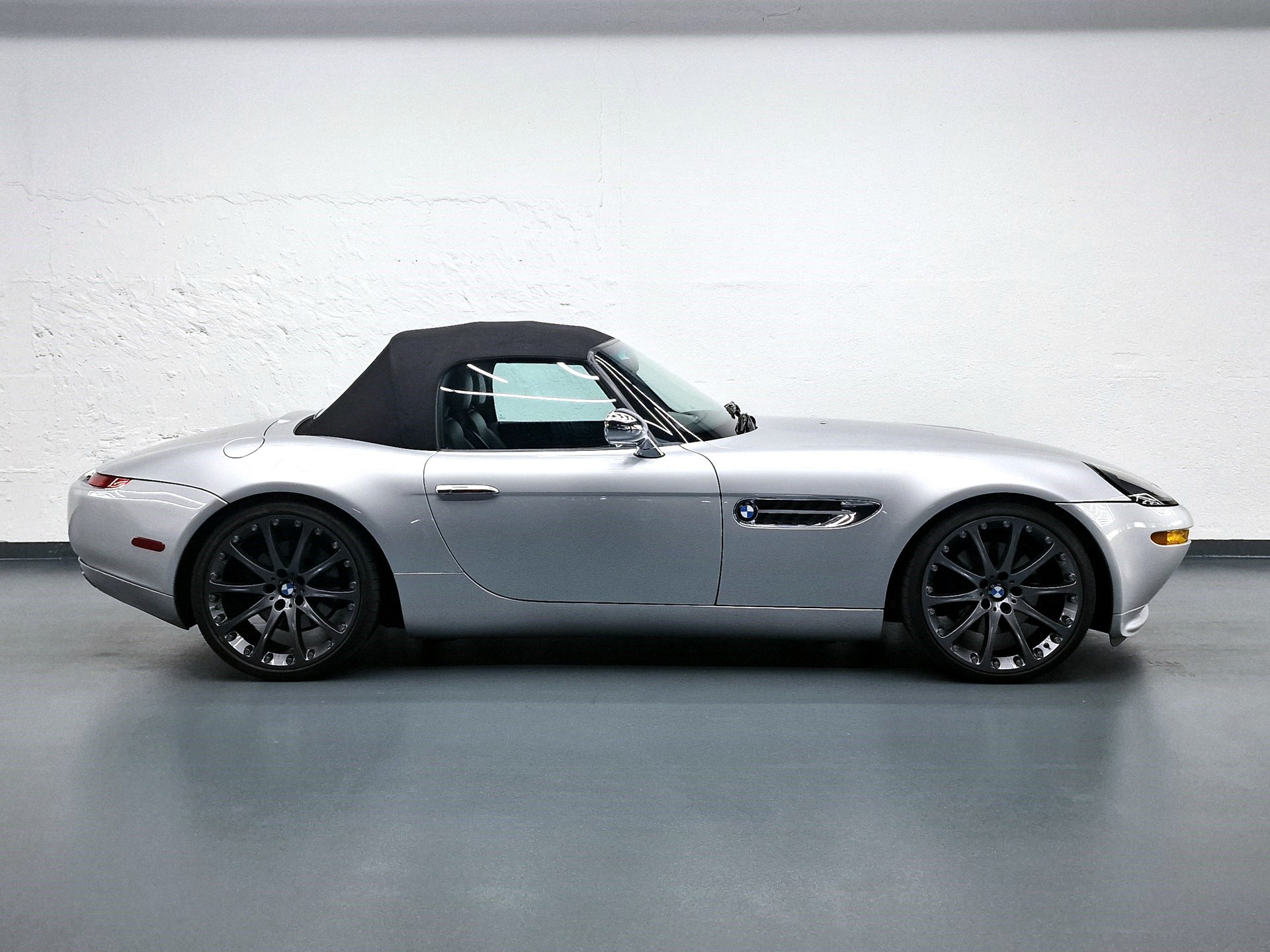 BMW Z8 Roadster-showroom-element-3