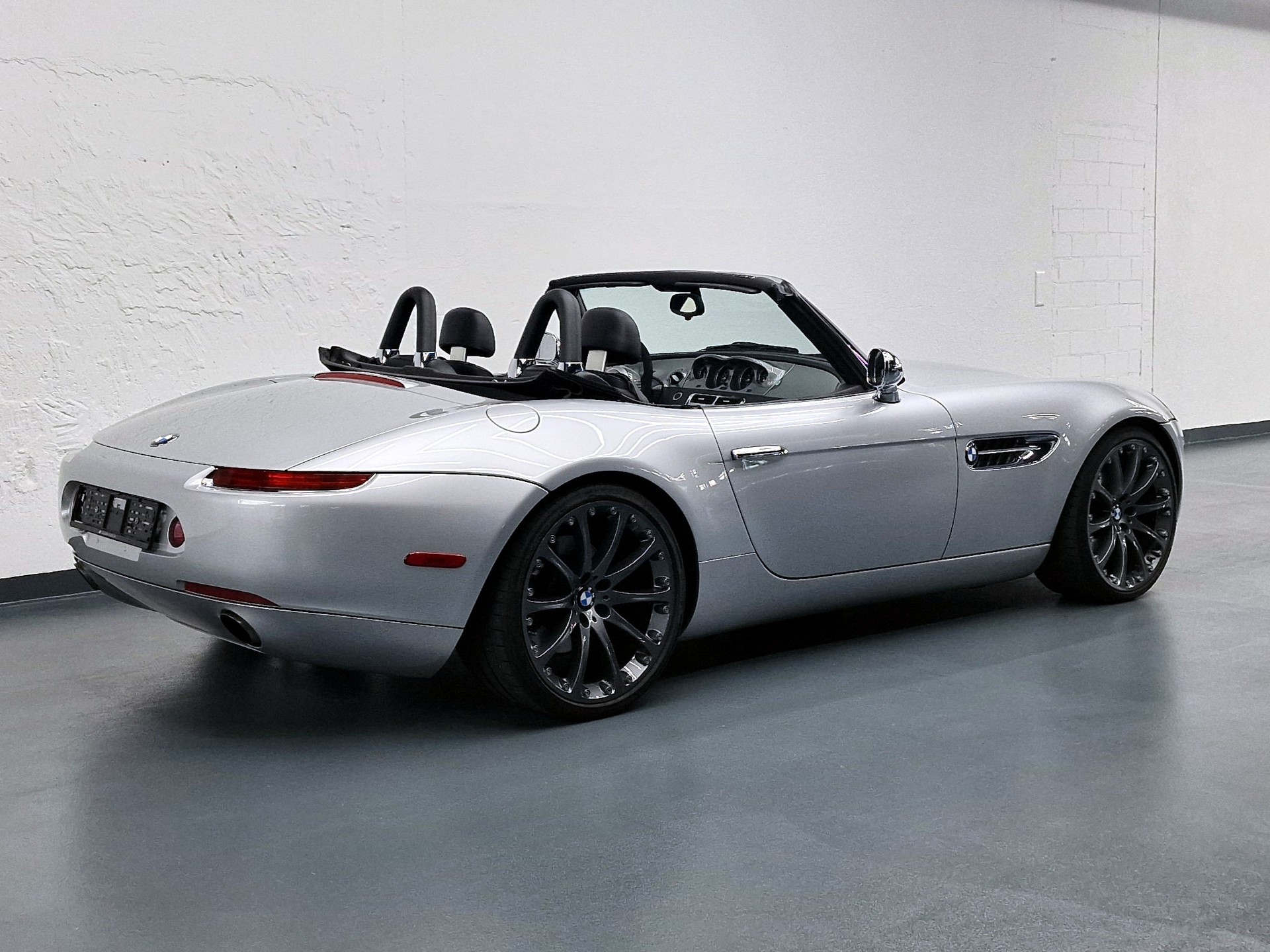 BMW Z8 Roadster-showroom-element-2