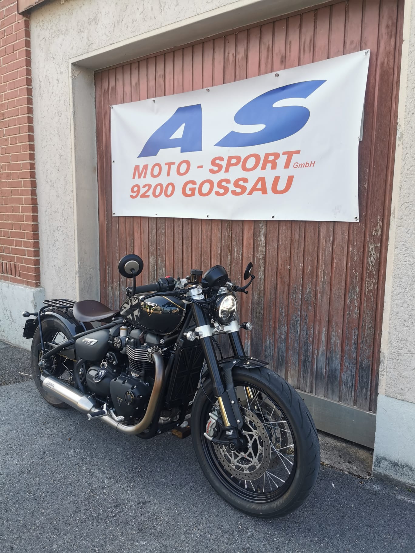 TRIUMPH Bonneville 1200 Bobber-image-1