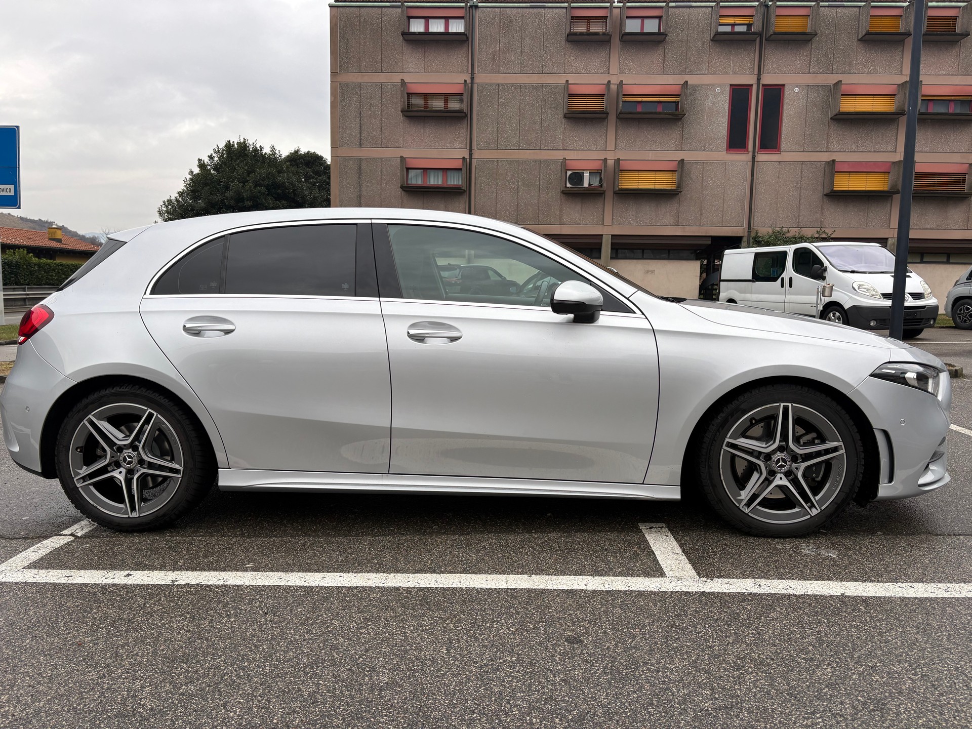 MERCEDES-BENZ A 220 AMG Line 7G-DCT 4Matic-image-5