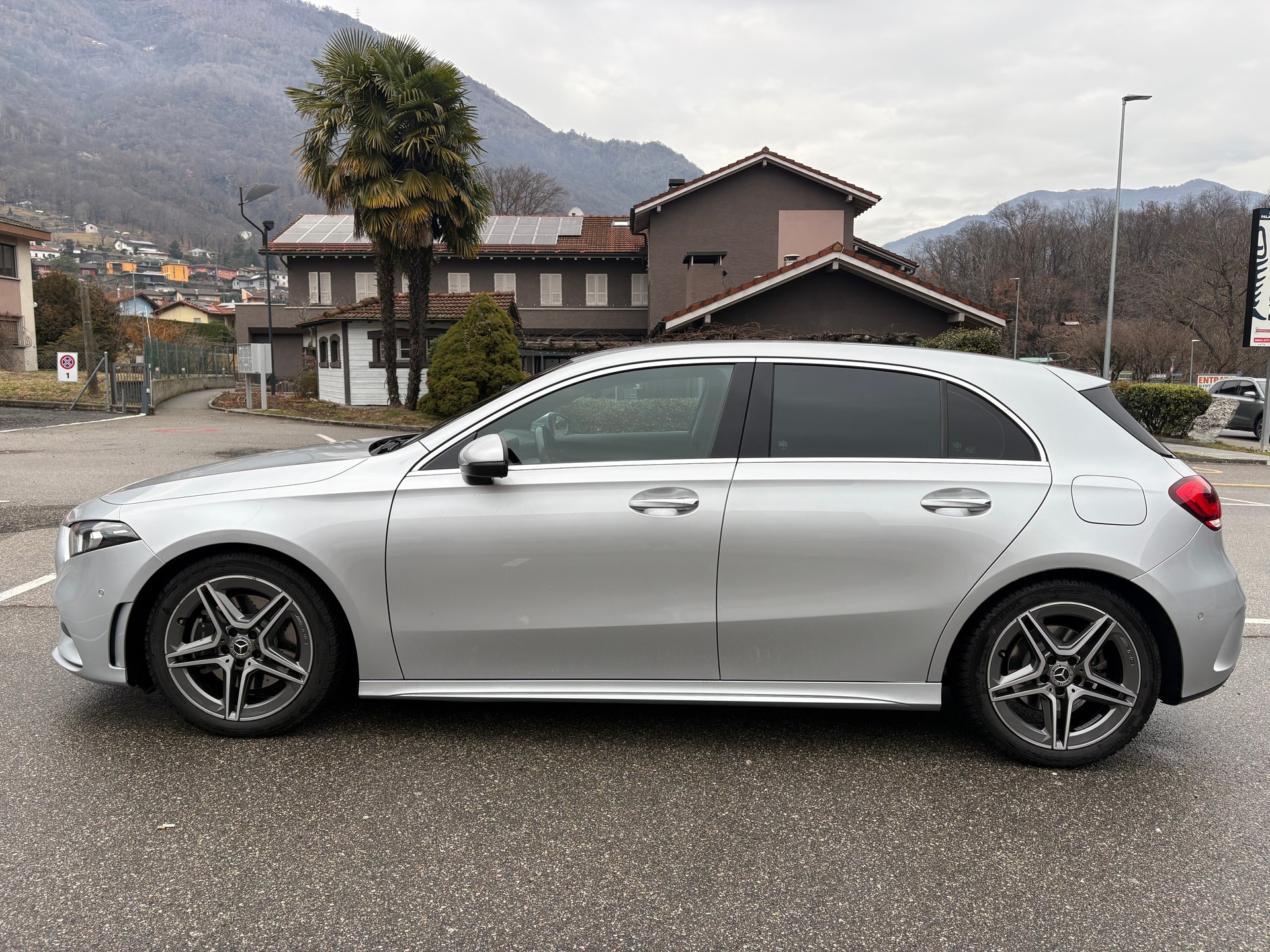 MERCEDES-BENZ A 220 AMG Line 7G-DCT 4Matic-image-1