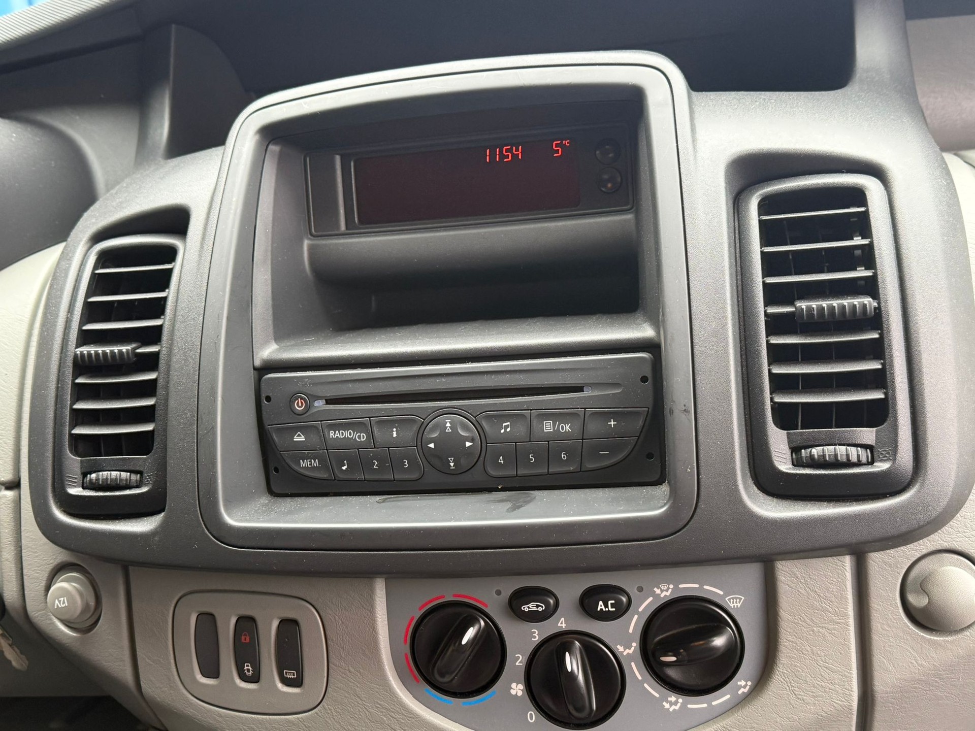 OPEL Vivaro 2.0 CDTI 2.7t L1H1-image-11
