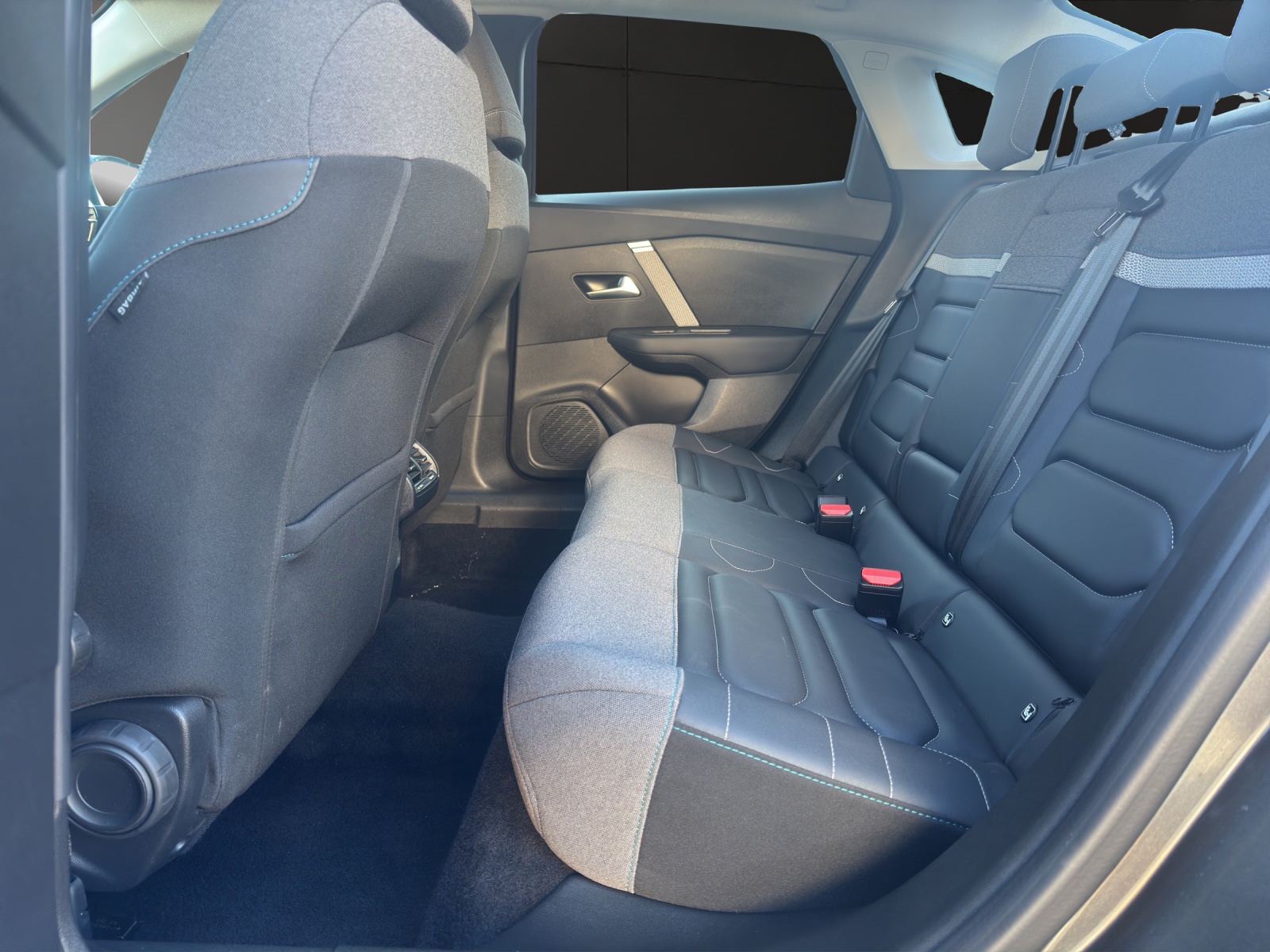 CITROEN C4 X 1.2 Pure Tech Max EAT8-image-11