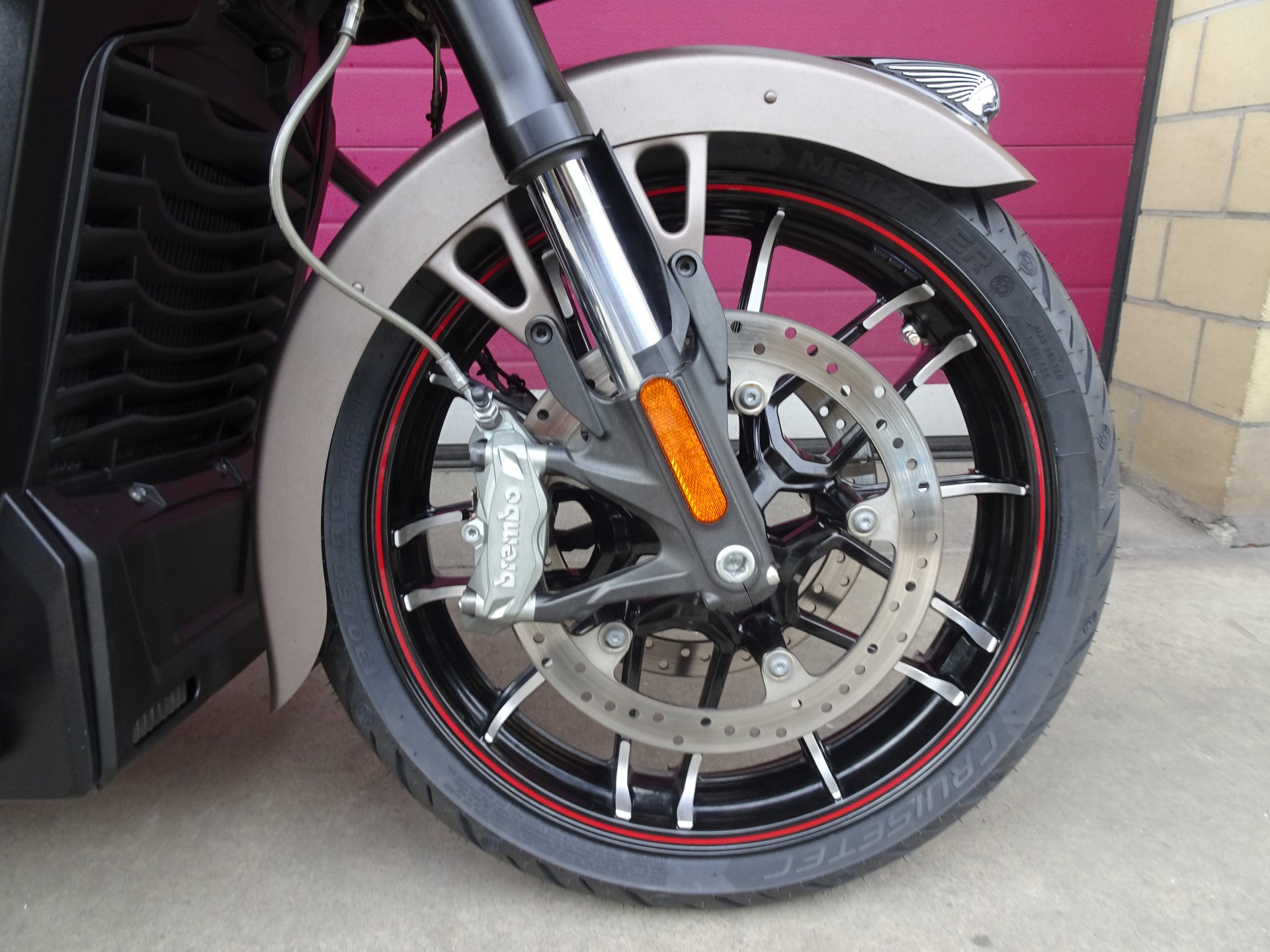 INDIAN Challenger Dark Horse-showroom-element-1