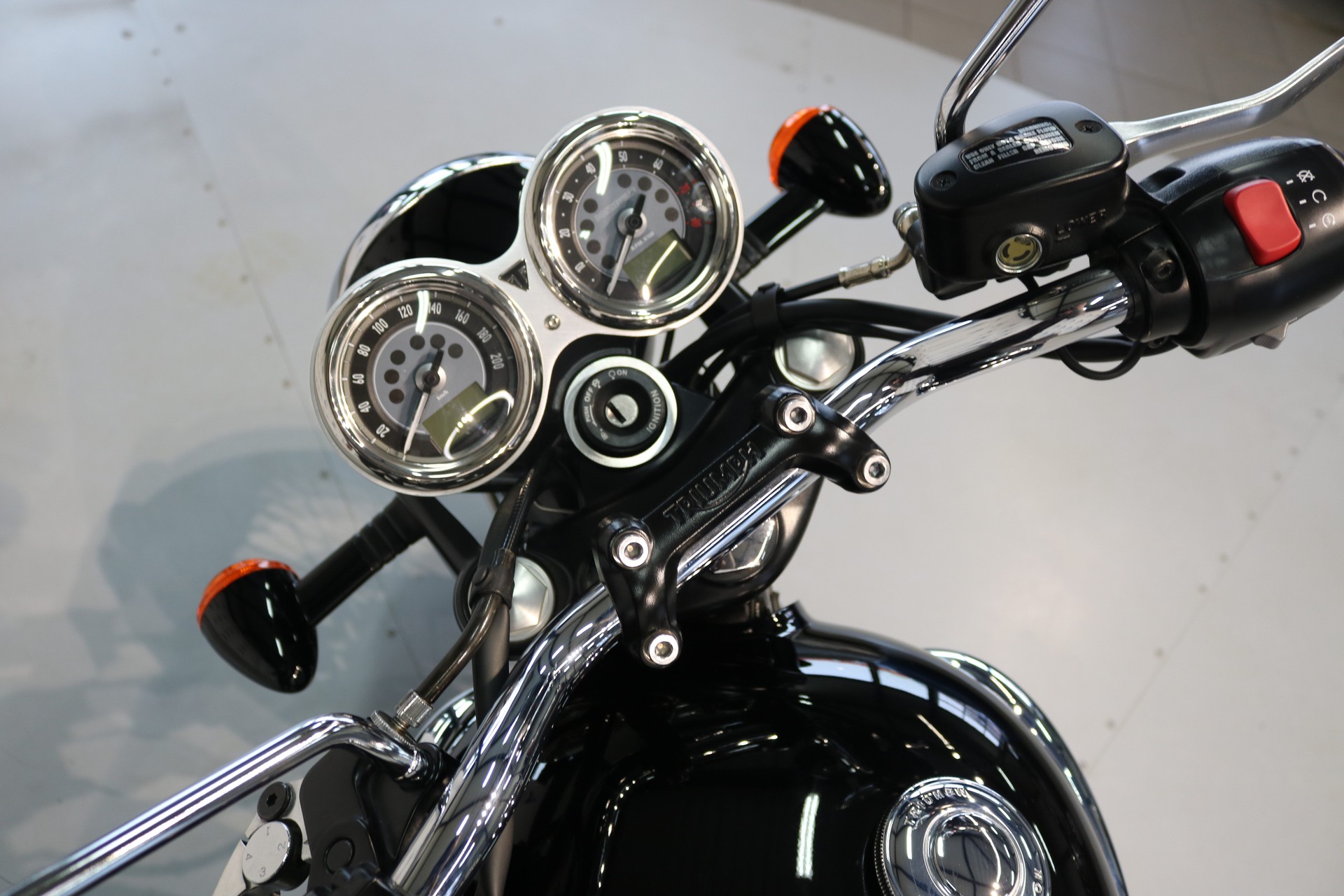 TRIUMPH Bonneville 900 T 100-image-12