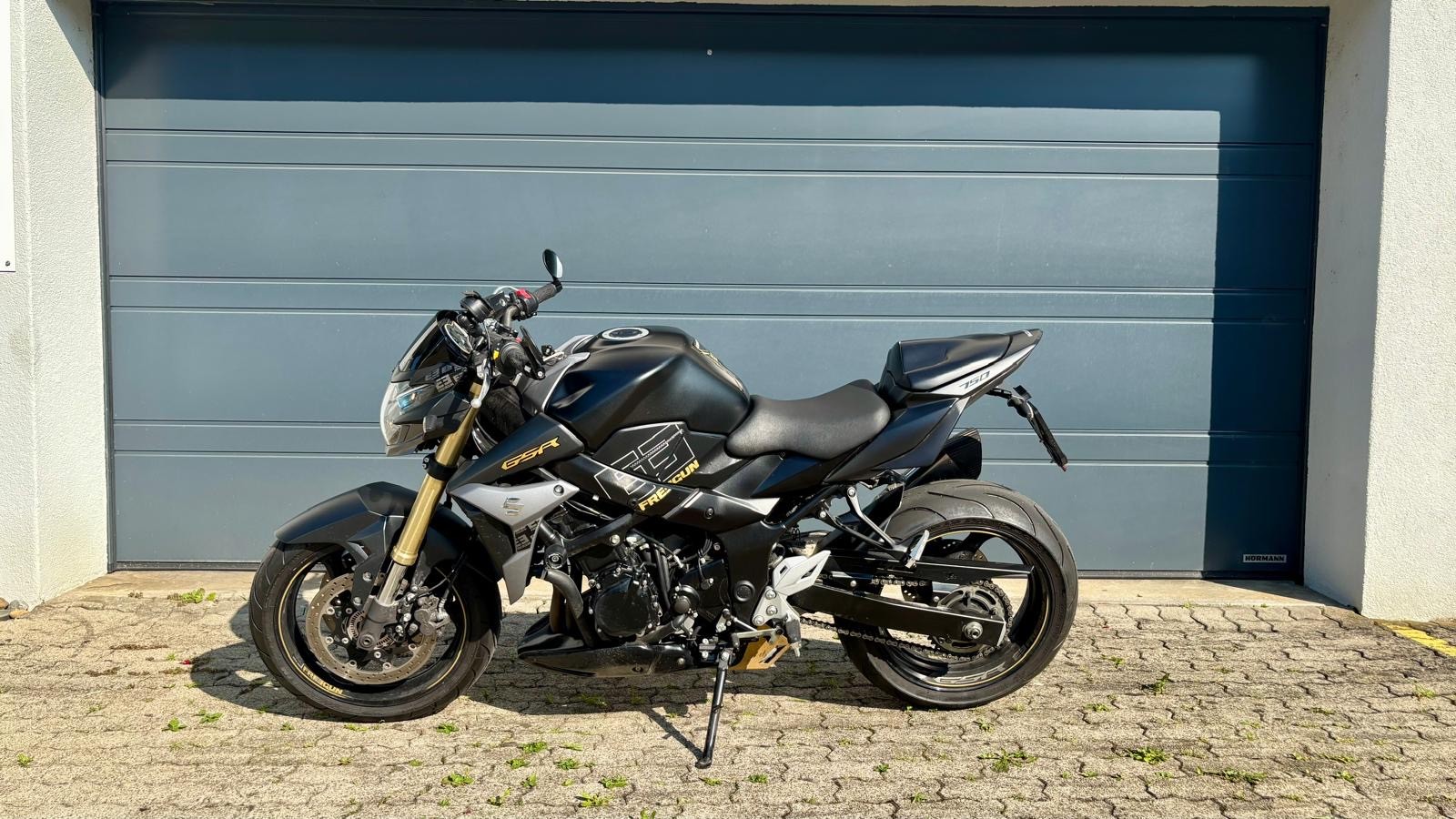 SUZUKI GSR 750 ABS Freegun-image-2