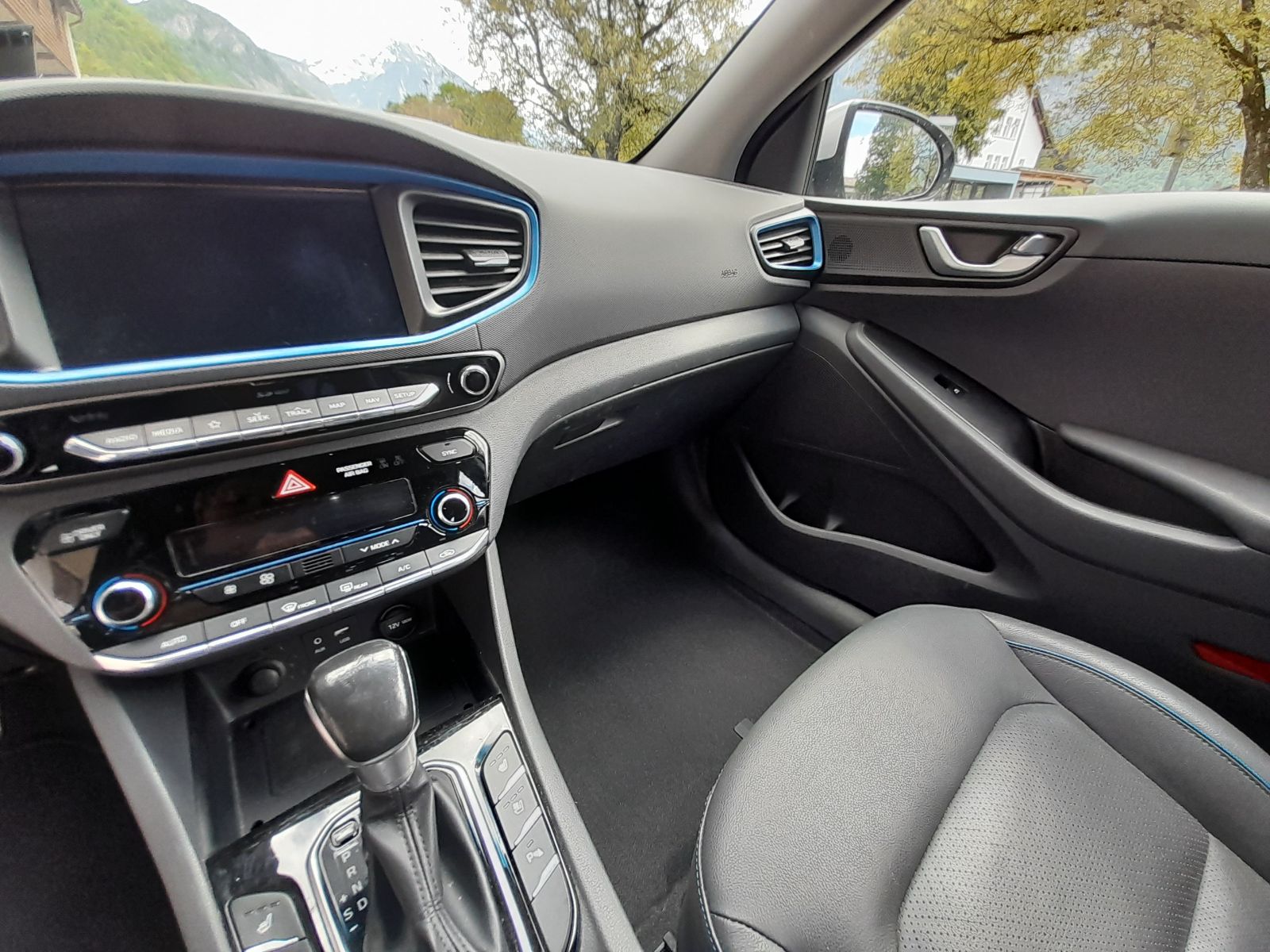 HYUNDAI Ioniq 1.6 GDi PHEV Launch Plus DCT-image-4