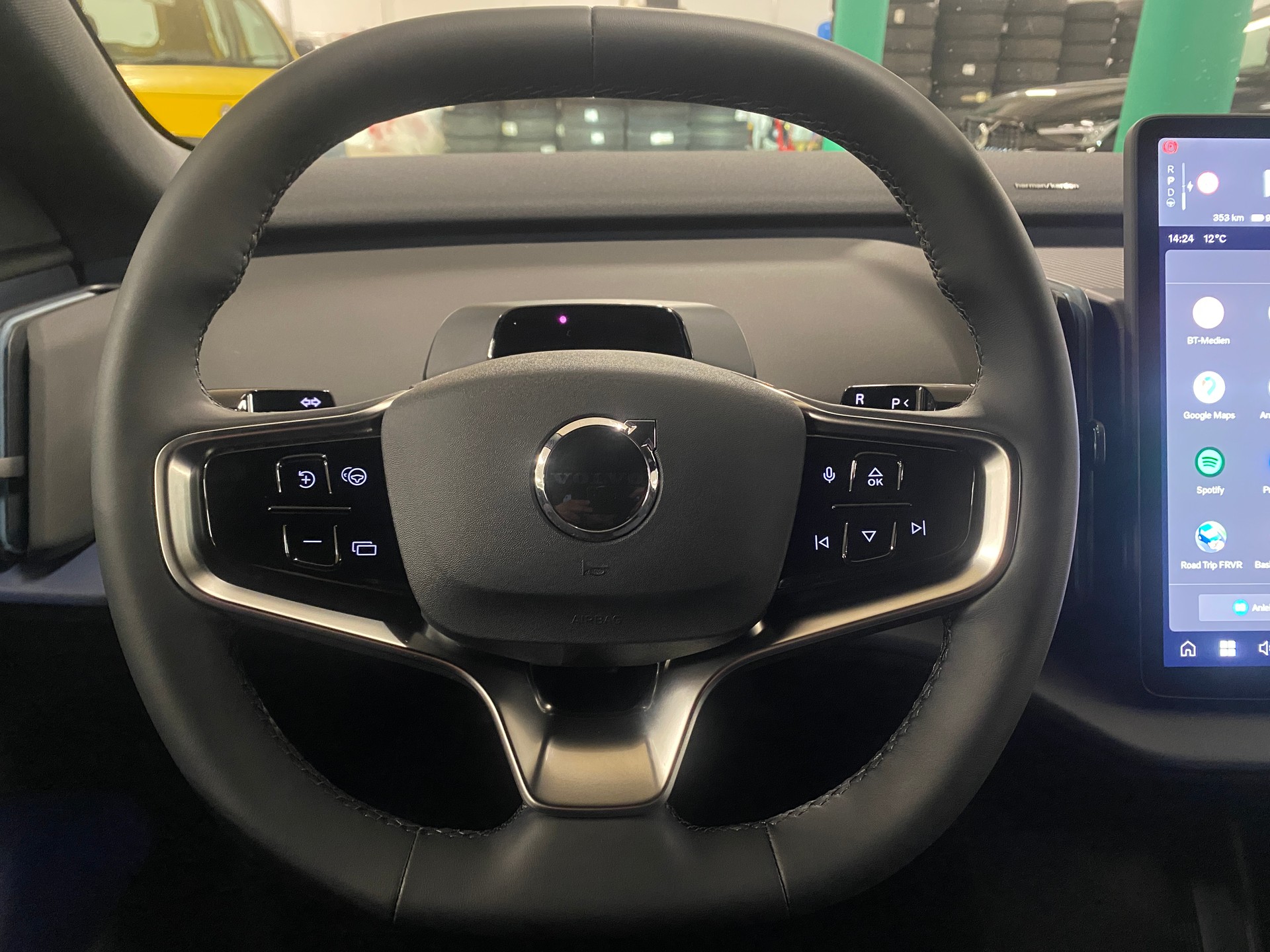 VOLVO EX30 E60 69kWh Twin Black Edition-image-8