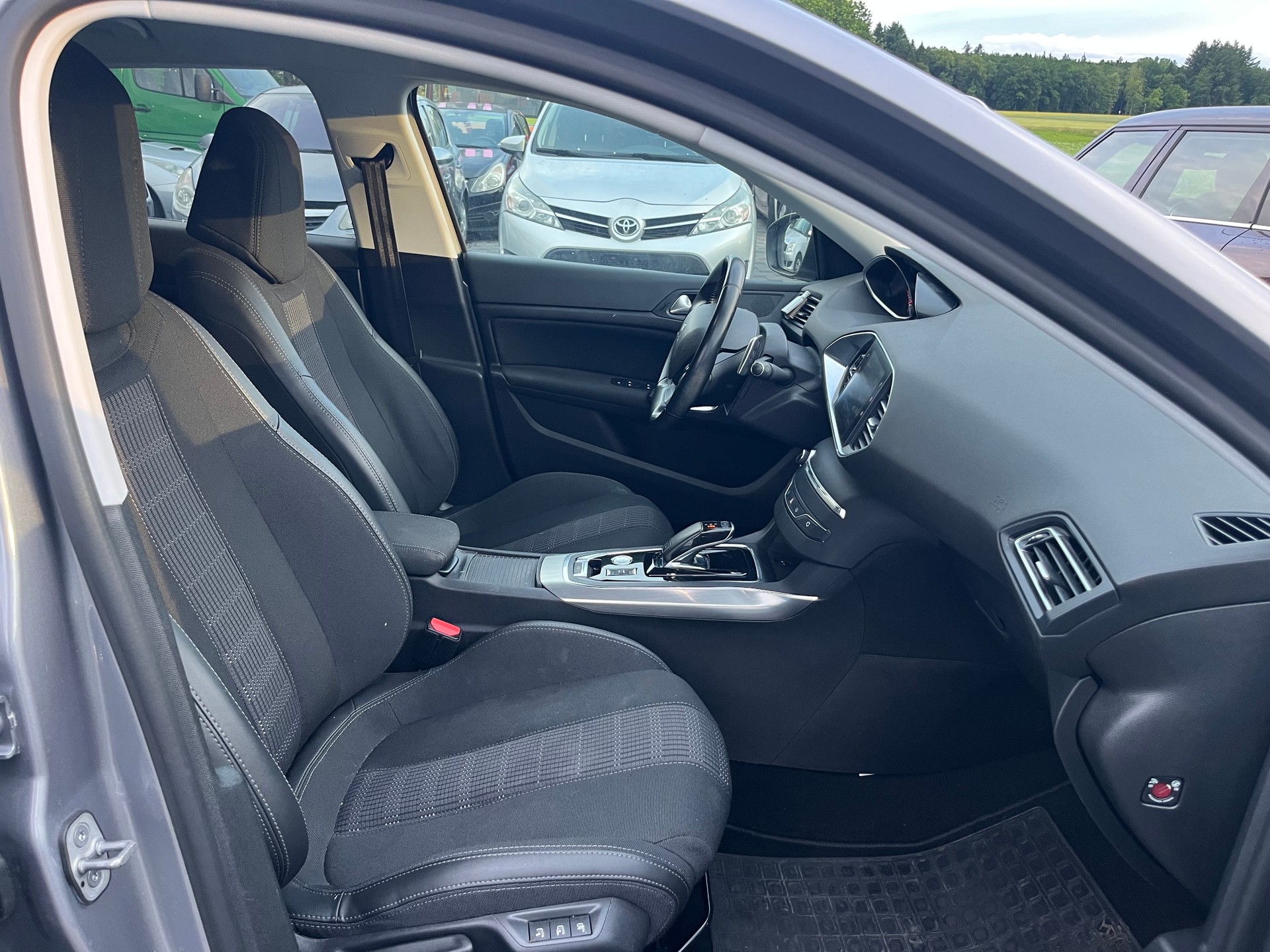 PEUGEOT 308 1.2 Pure Tech Allure EAT8-image-6