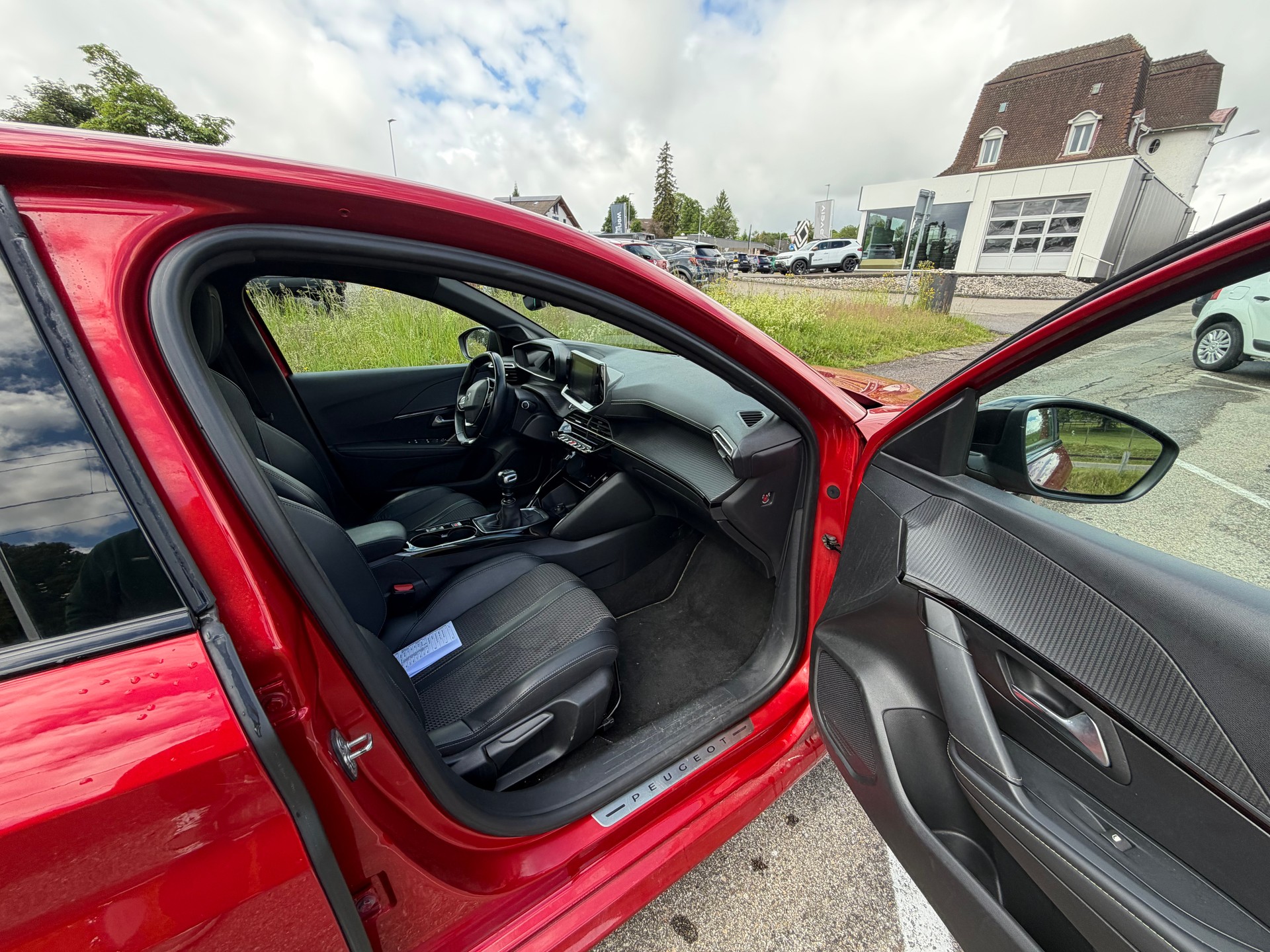 PEUGEOT 208 1.2 PureTech GT Line-image-6