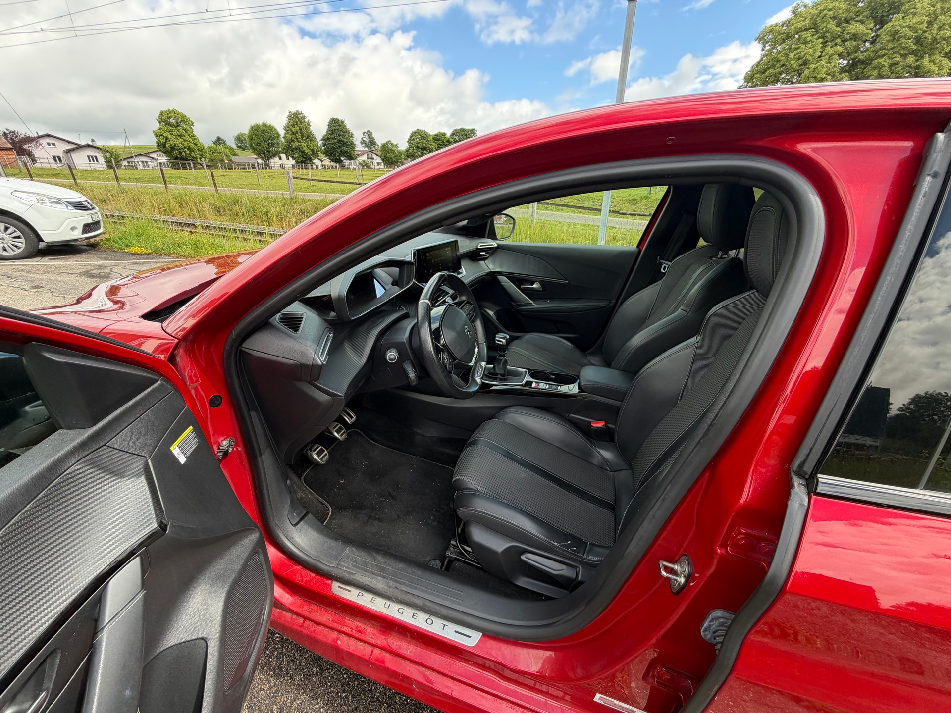 PEUGEOT 208 1.2 PureTech GT Line-image-9
