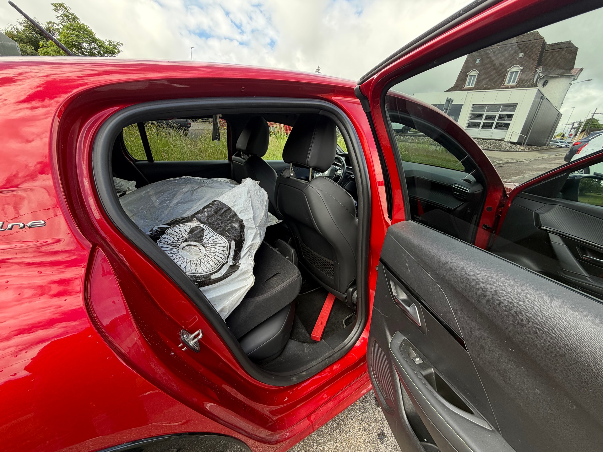 PEUGEOT 208 1.2 PureTech GT Line-image-7