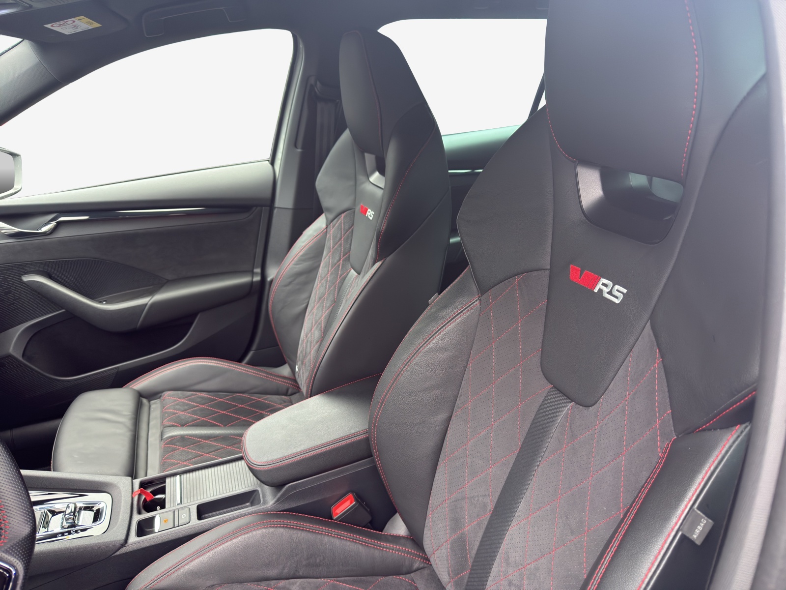 SKODA Octavia Combi 2.0 TSI DSG RS-image-8