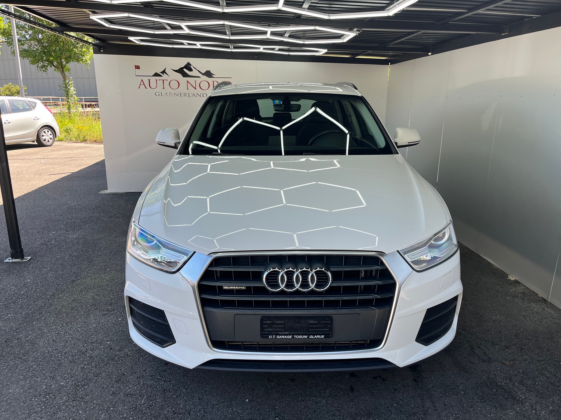 AUDI Q3 2.0 TFSI quattro S-tronic-showroom-element-1