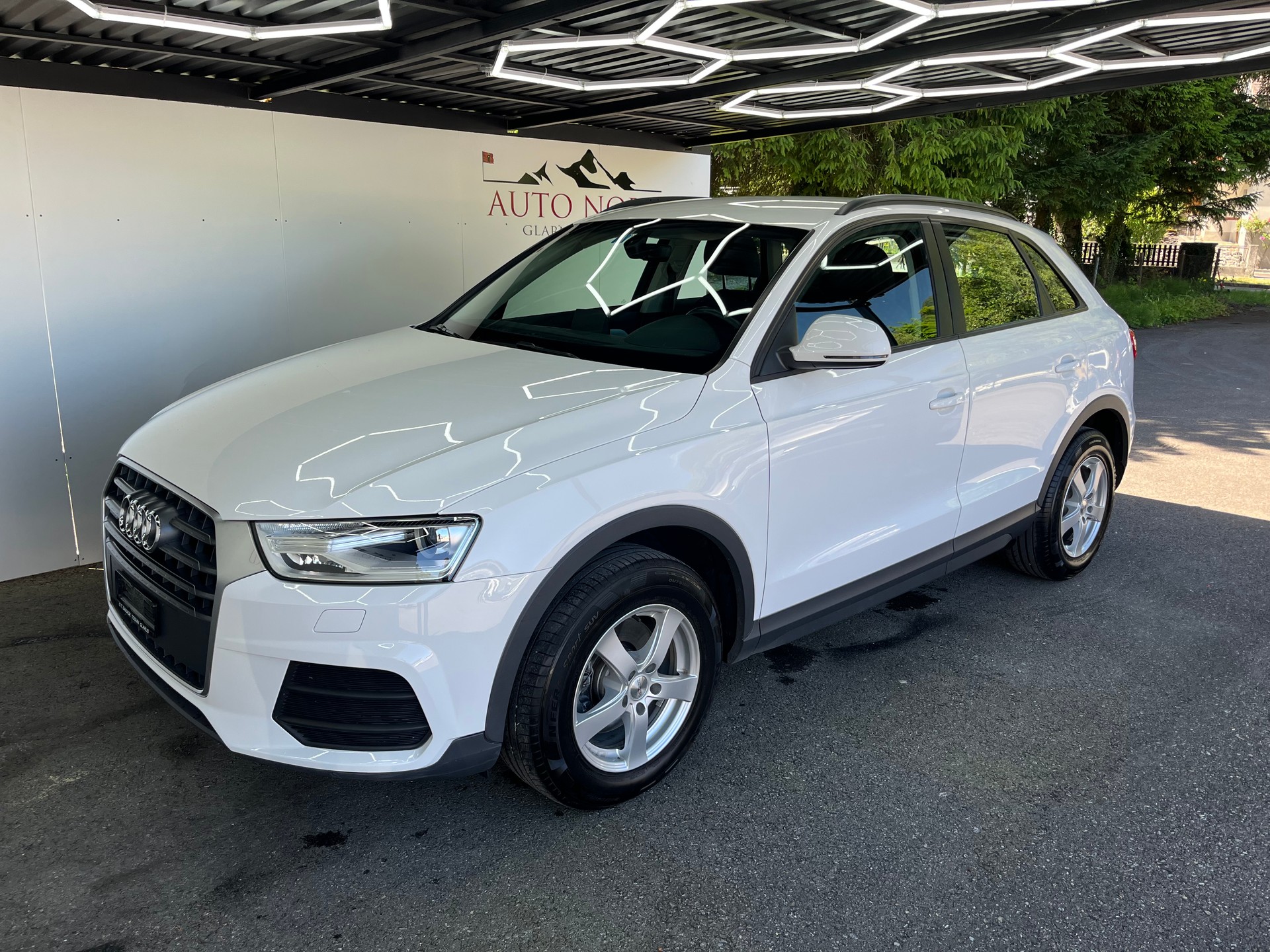 AUDI Q3 2.0 TFSI quattro S-tronic-showroom-element-2