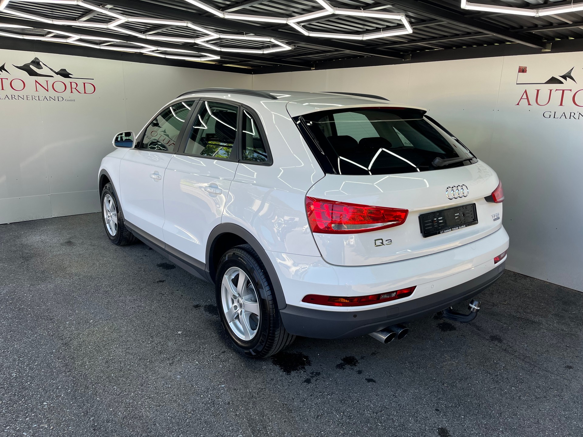 AUDI Q3 2.0 TFSI quattro S-tronic-showroom-element-3