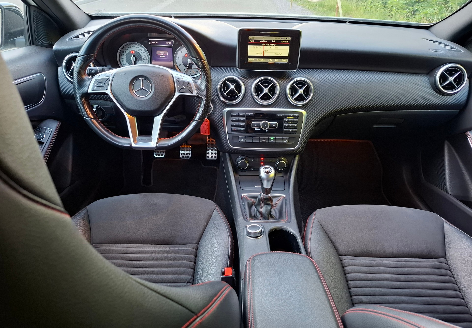 MERCEDES-BENZ A 180 AMG Line-image-9