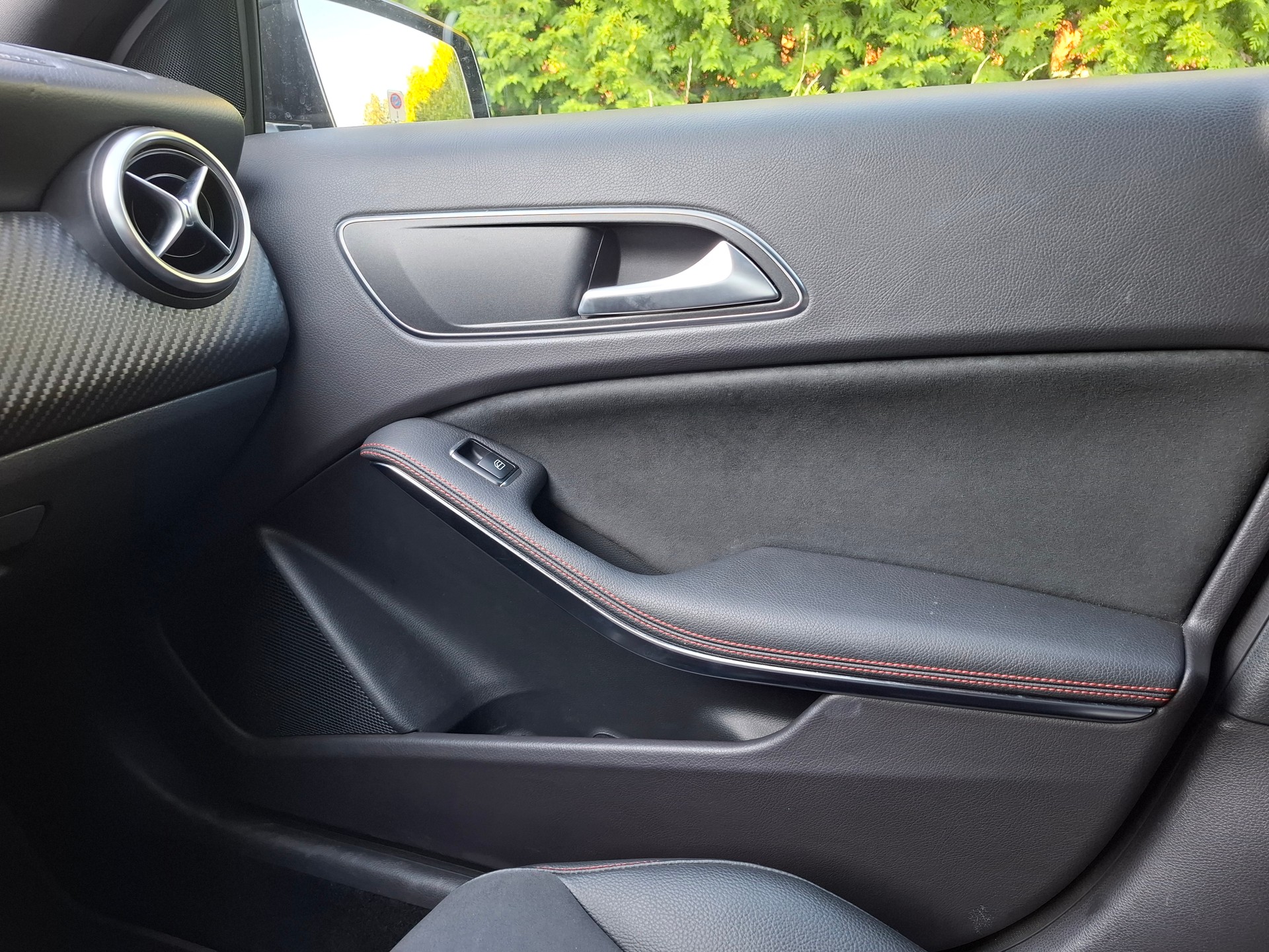 MERCEDES-BENZ A 180 AMG Line-image-17