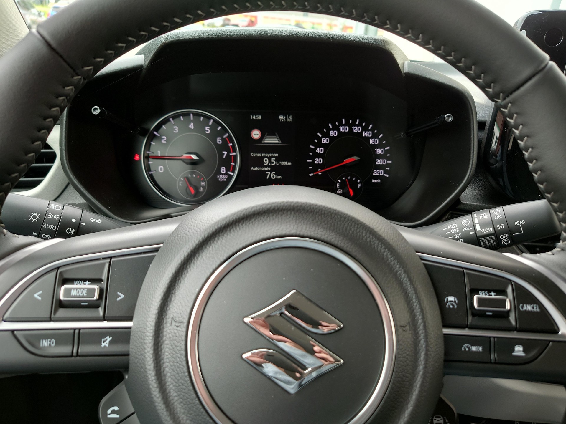 SUZUKI Swift 1.2 Tradizio Top Hybrid 4x4-image-6