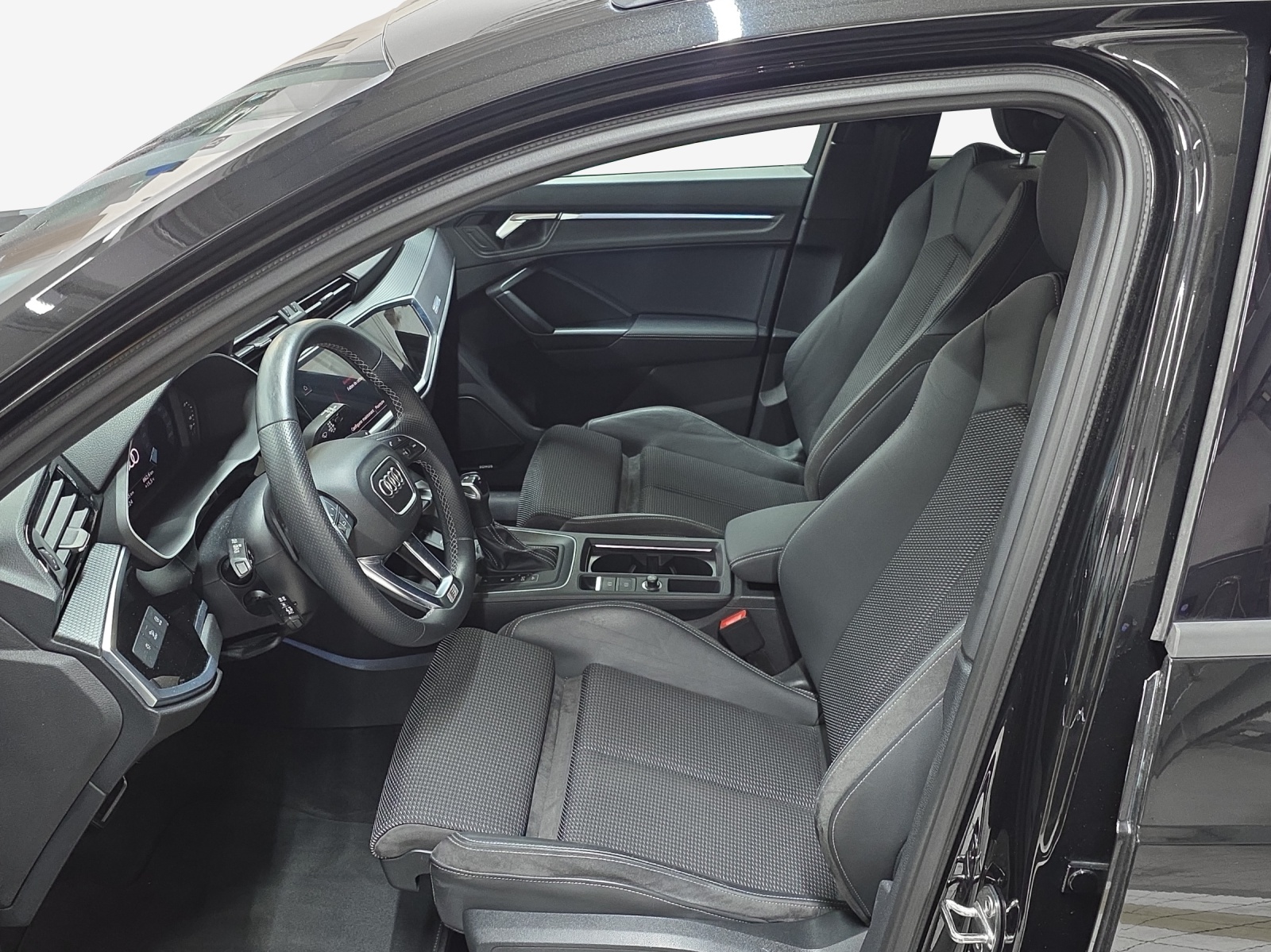 AUDI Q3 35 TFSI S line Attraction S-tronic-image-7