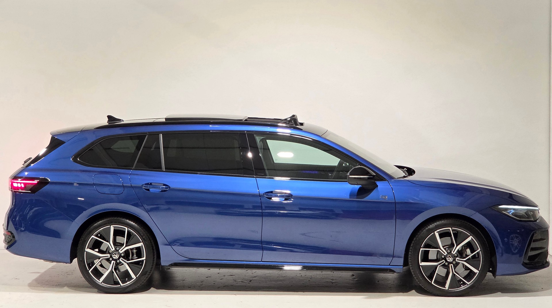 VW Passat Variant 2.0 TSI evo4 R-Line Signature Black Style 4 Motion DSG-image-25